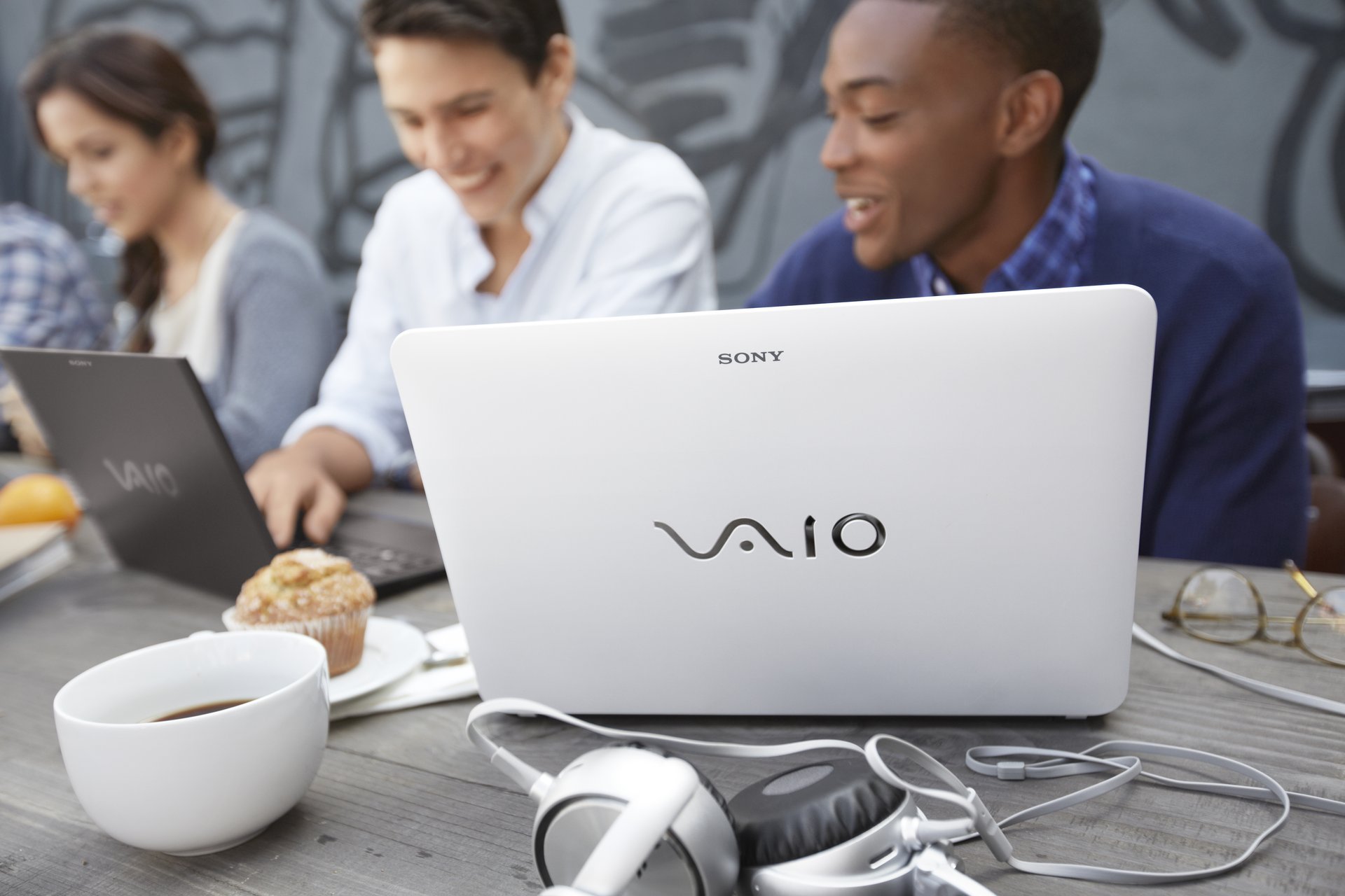 ony vaio portátil auriculares macro gente café