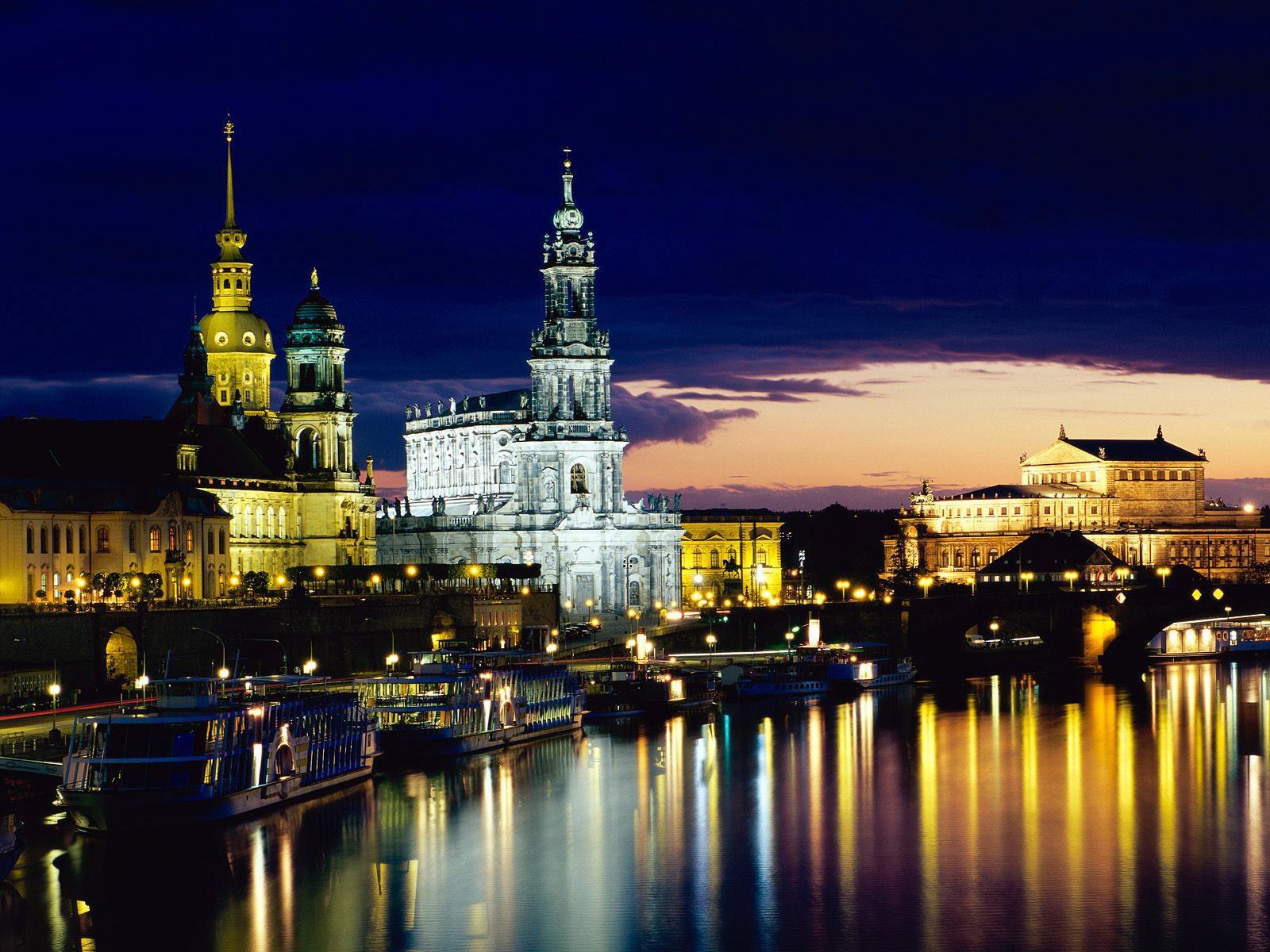 architektonische strukturen abendbeleuchtung türme städte nacht nachthimmel stadtlichter reflexion wasser oberfläche boote laternen kuppel gebäude