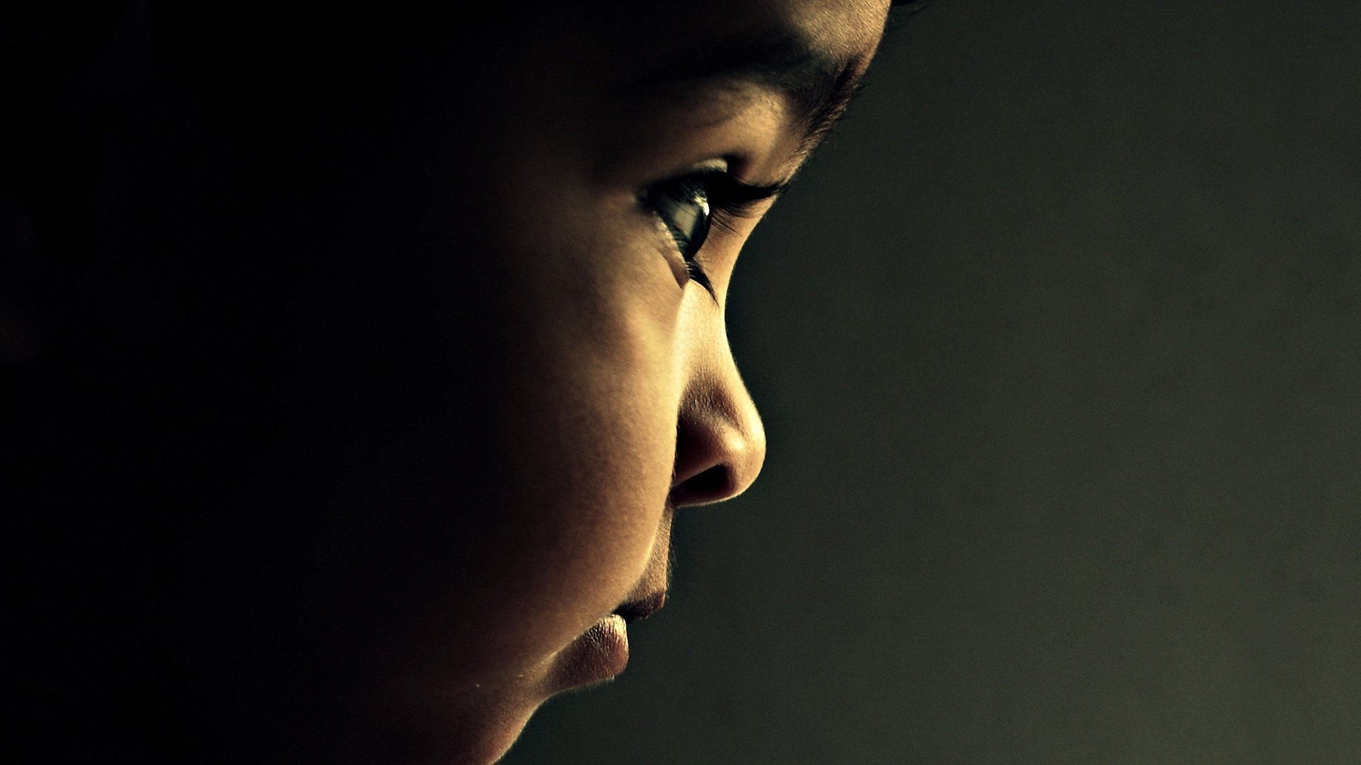 regarder de plus près peau foncée bec verseur portrait regard yeux visage