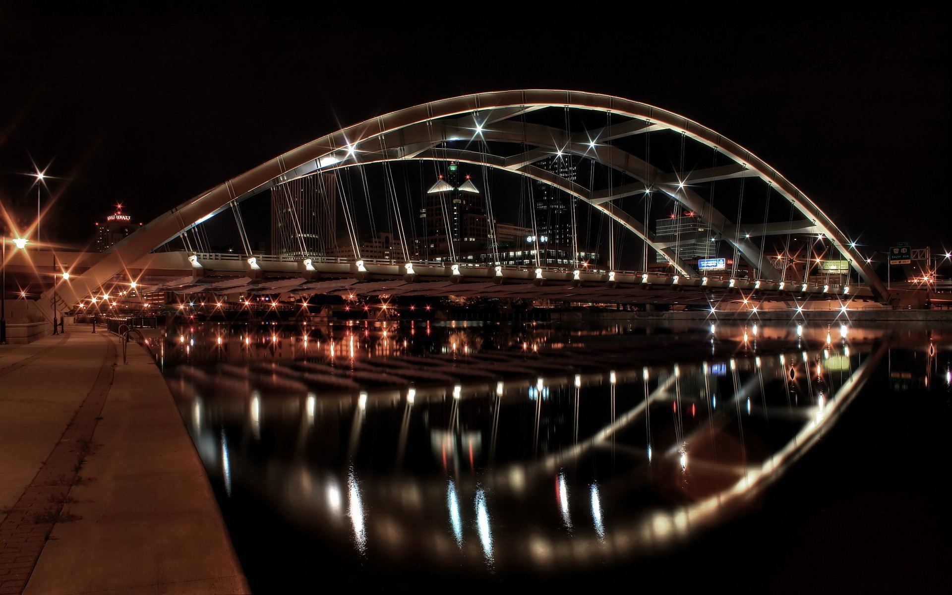 pont suspendu métal rétro-éclairage rivière eau promenade réflexion pont new york arrière-plan bâtiment minuit villes nuit lumières de la ville