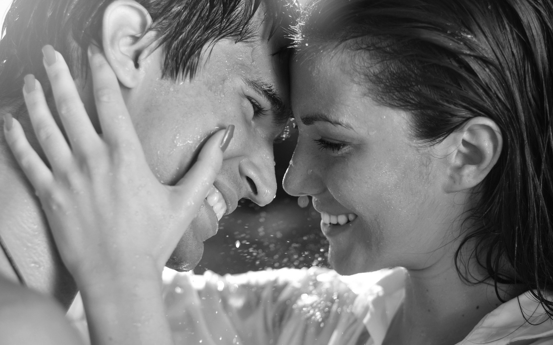 pioggia passione sentimenti romanticismo tenerezza amore appuntamento incontro amanti coppia uomini donne