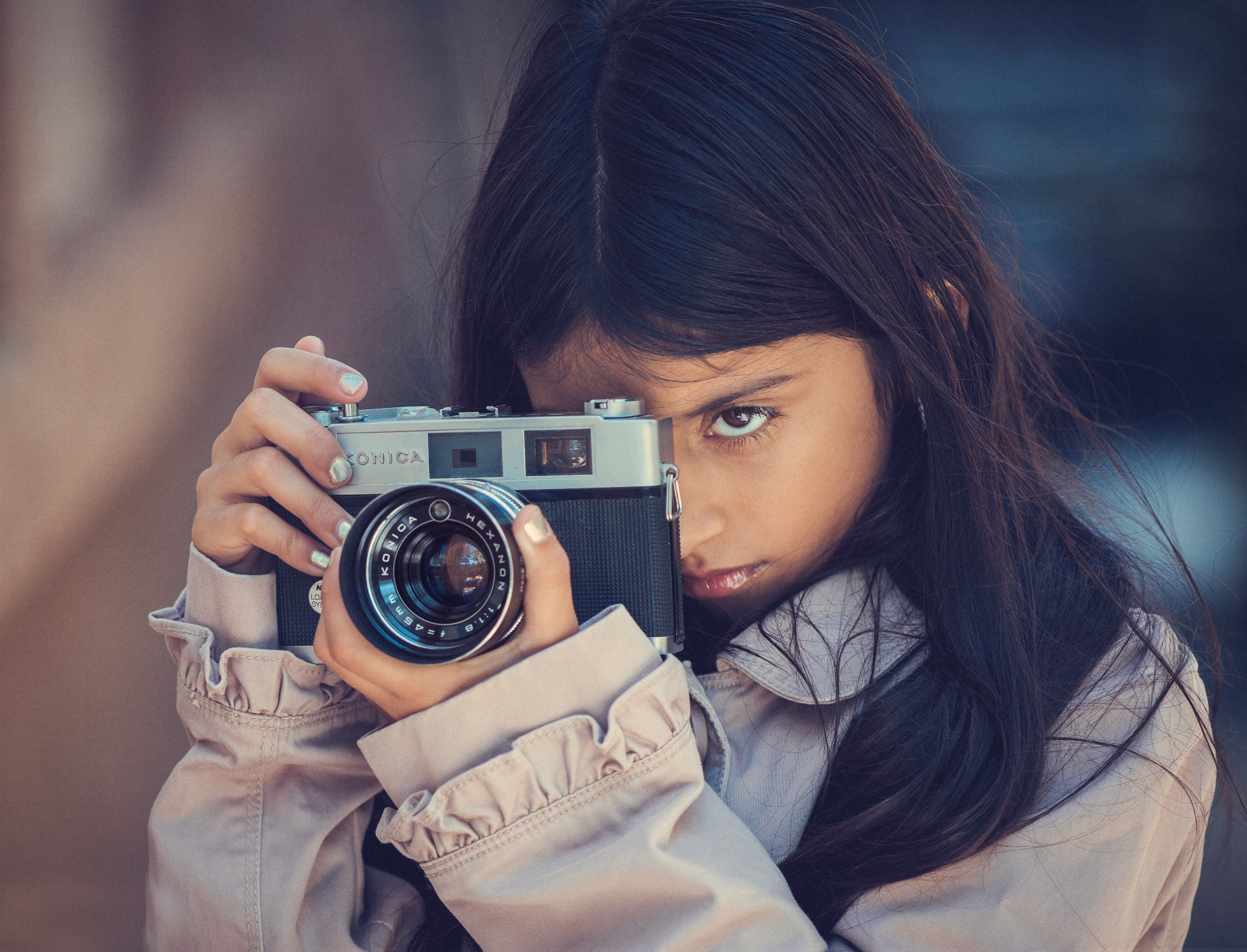 focus girl a camera konica