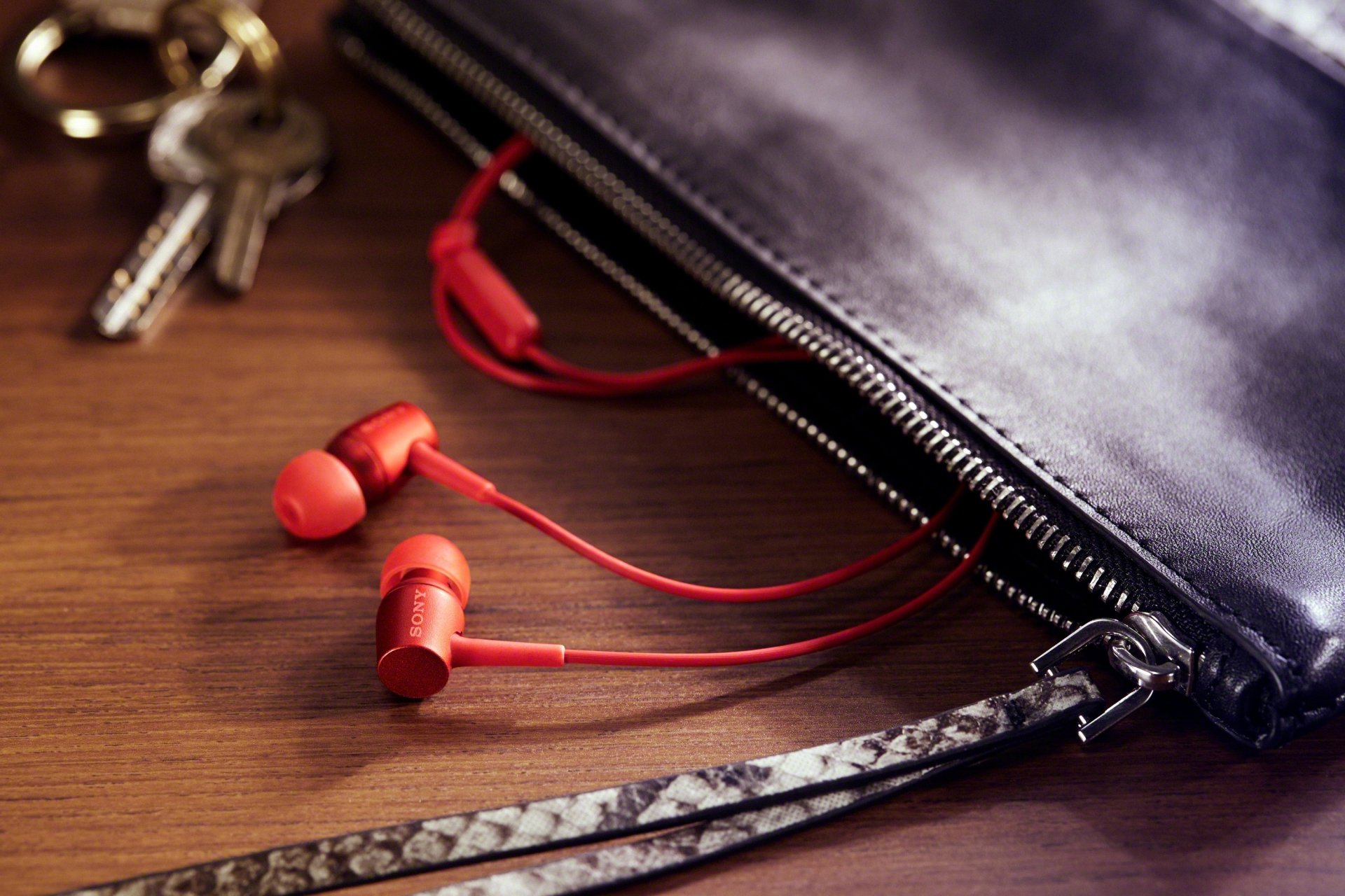 ony h.earin headphones bag close up
