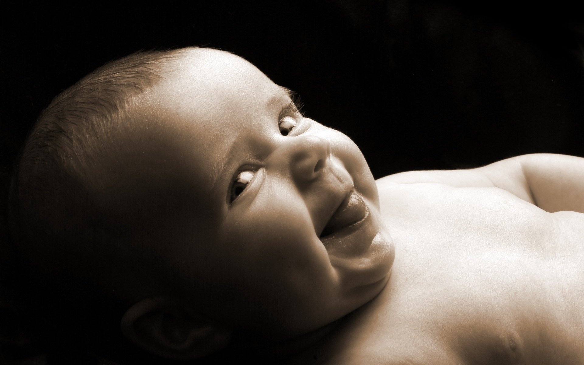cara astuta miga chunky retrato mirada sonrisa ojos cara astucia intranquilidad niño emociones