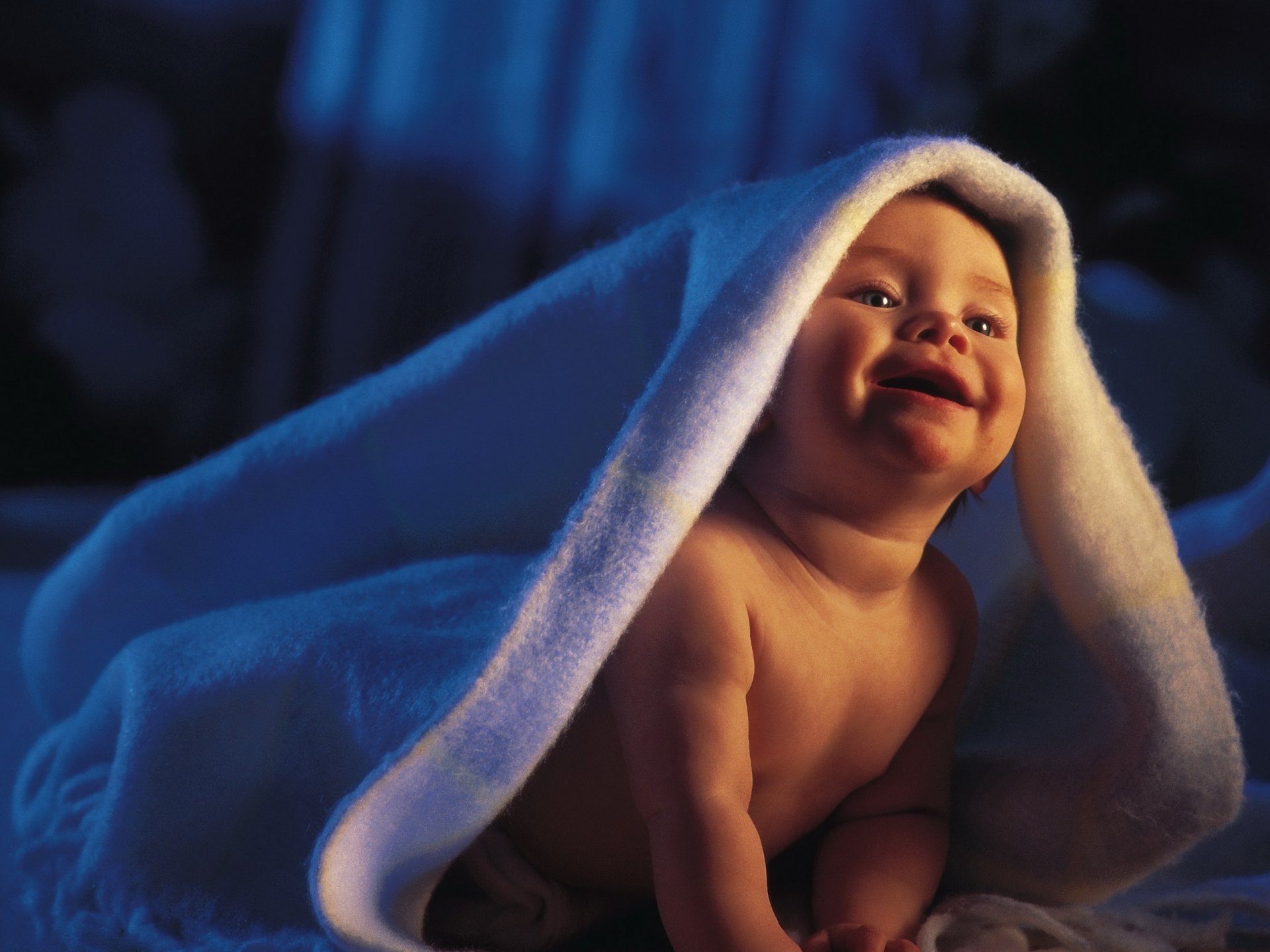 mom s bed blanket charming baby look smile eyes evening room bedspread baby baby fidget egoza face