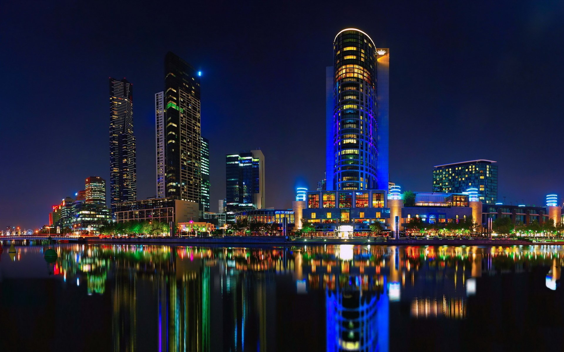 lumières multicolores grande ville lueur au-dessus de l eau eau rivière gratte-ciel lumière réflexion ciel nuit villes lumières de la ville