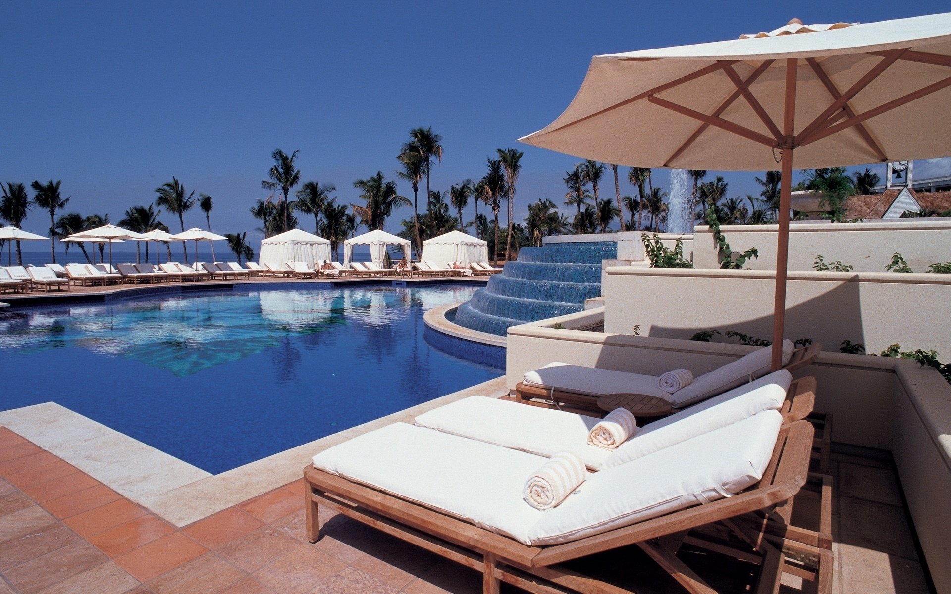 cielo blu lettini ombrelloni piscina acqua cielo resort relax sedie a sdraio palme tropici fontana hotel estate caldo cielo blu caldo