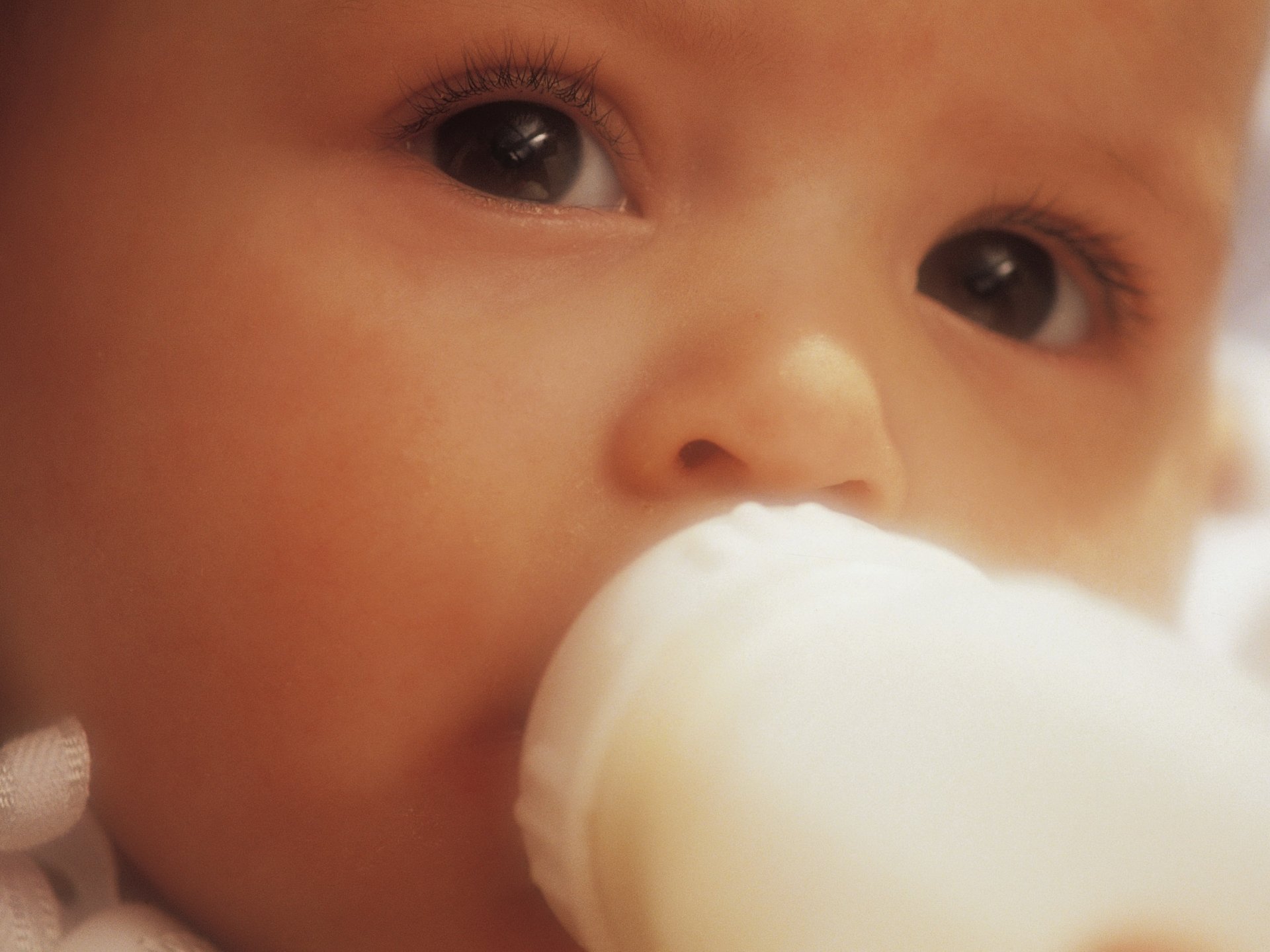 mangiare divertimento cibo bambino ritratto vista occhi biberon alimentazione latte miscela viso