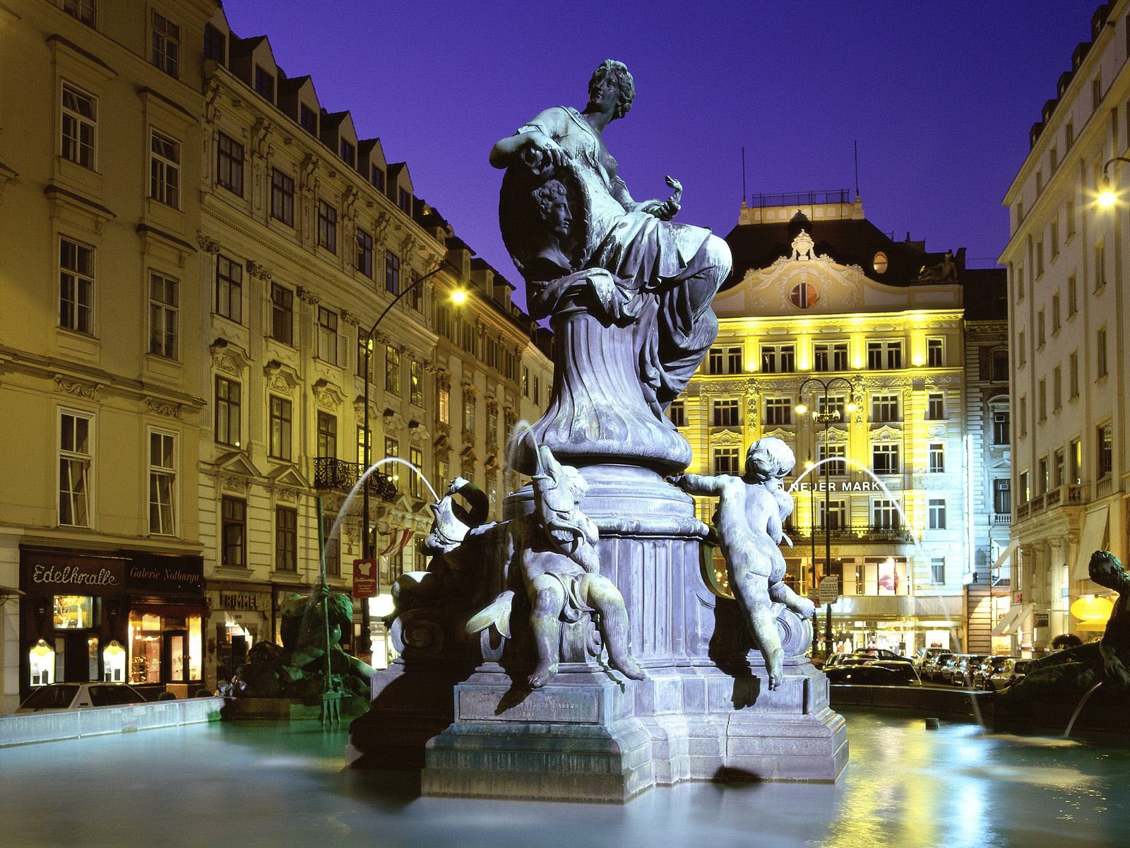 fontana nel centro della città scultura affascinante illuminazione città notte statue luci della città