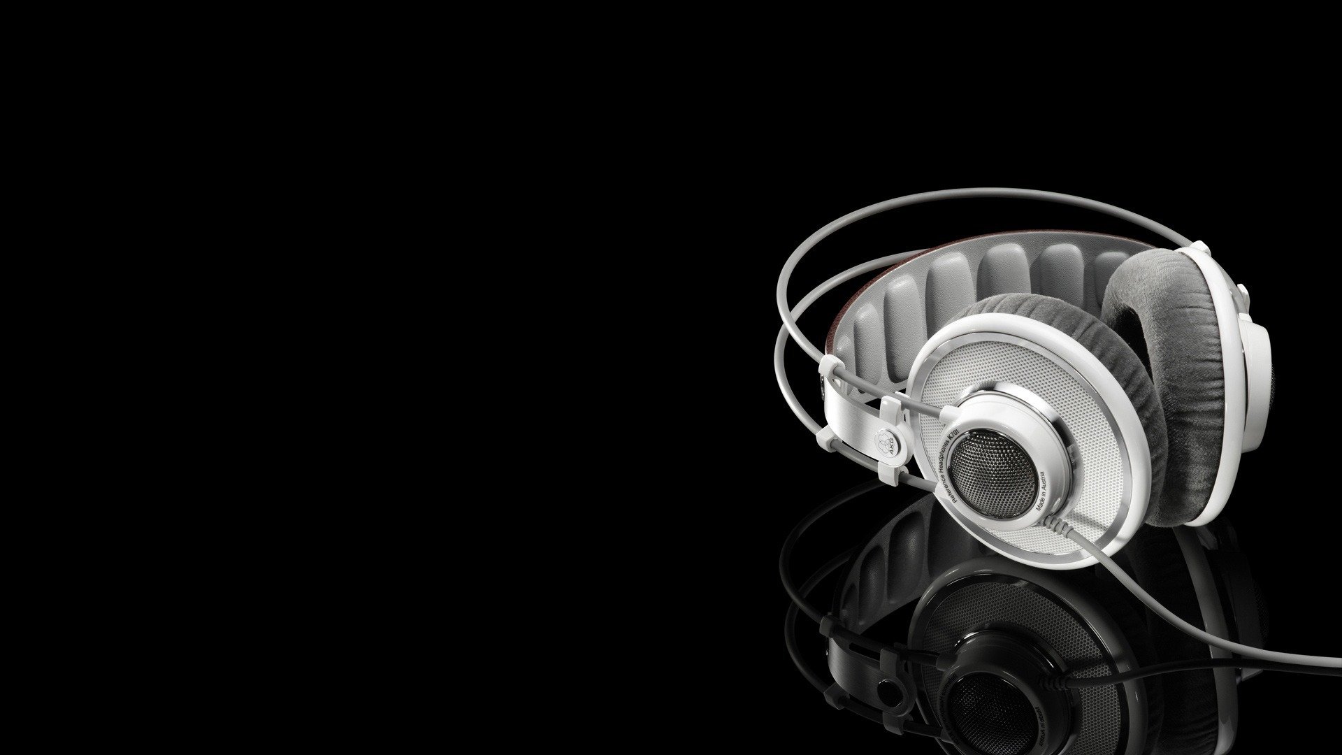 auriculares fondo negro reflexión
