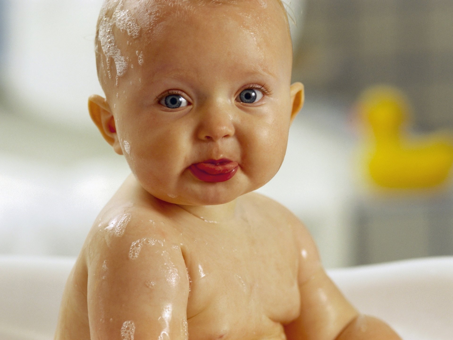 seifenschaum zunge kind porträt blick augen kind baden gesicht