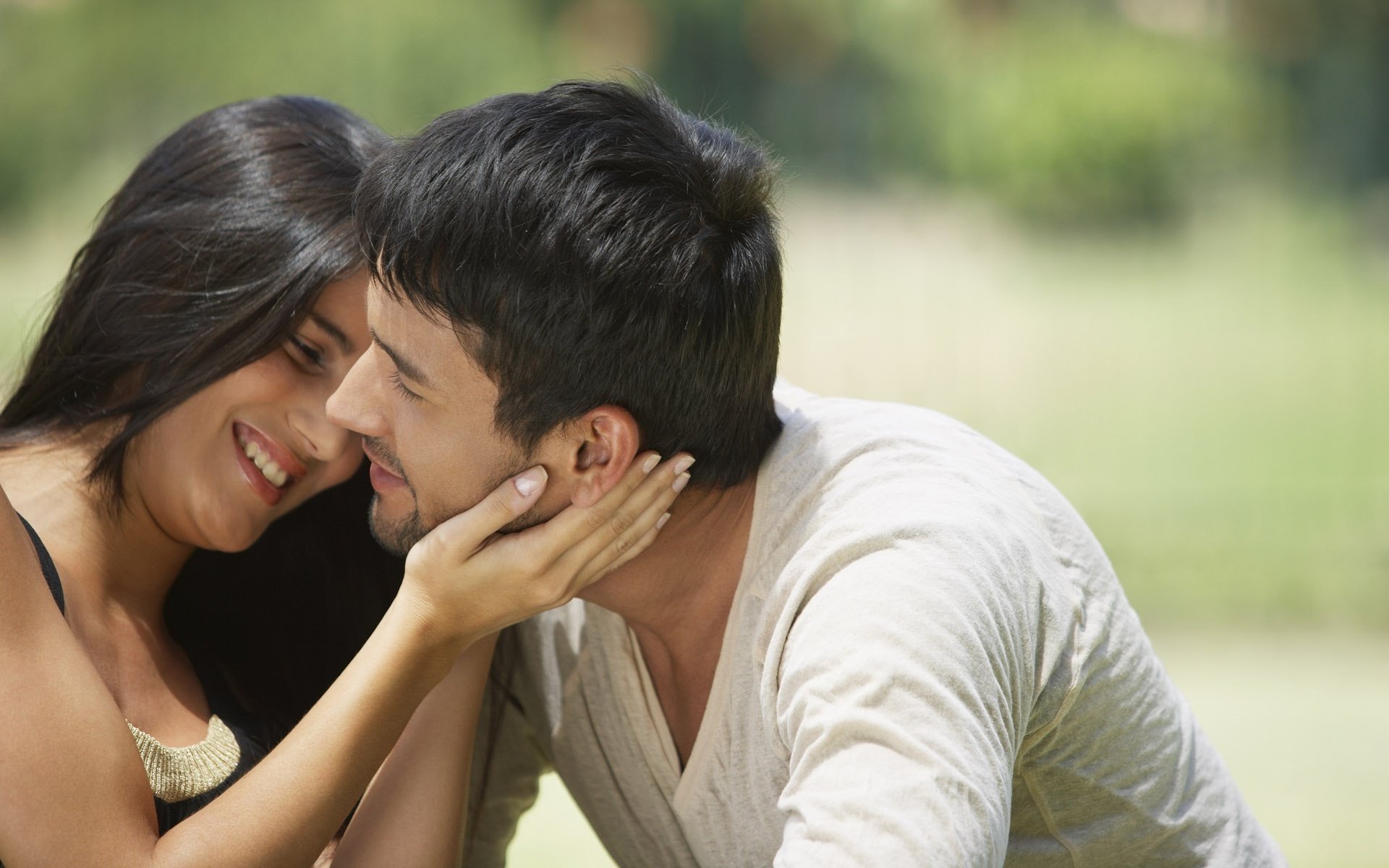 sonnenstrahlen liebespaar fürsorge romantik zärtlichkeit leidenschaft gefühle liebe datum treffen liebhaber paar männer frauen