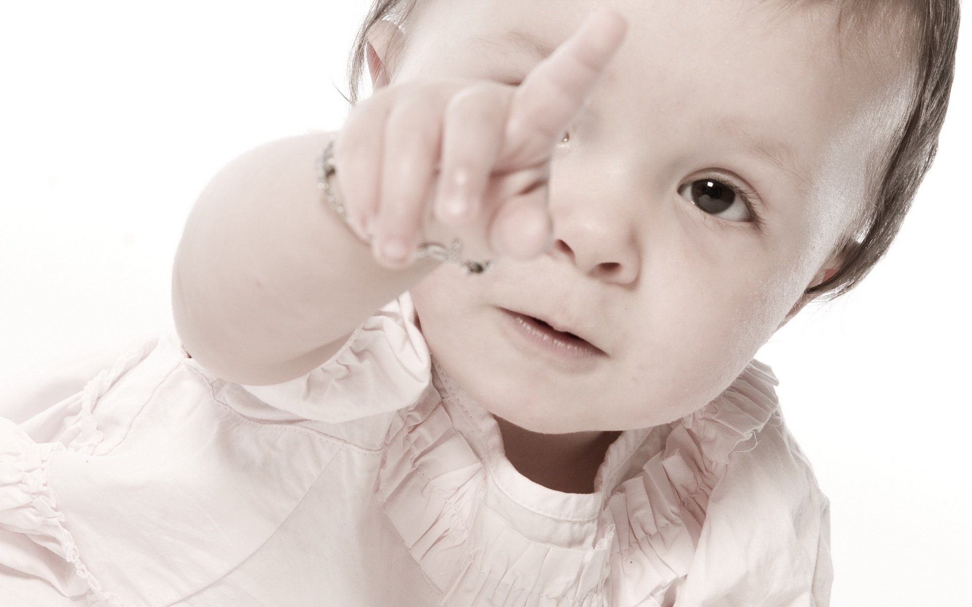 allá niña ojos oscuros mirada ojos cara bebé miga bebé fondo blanco