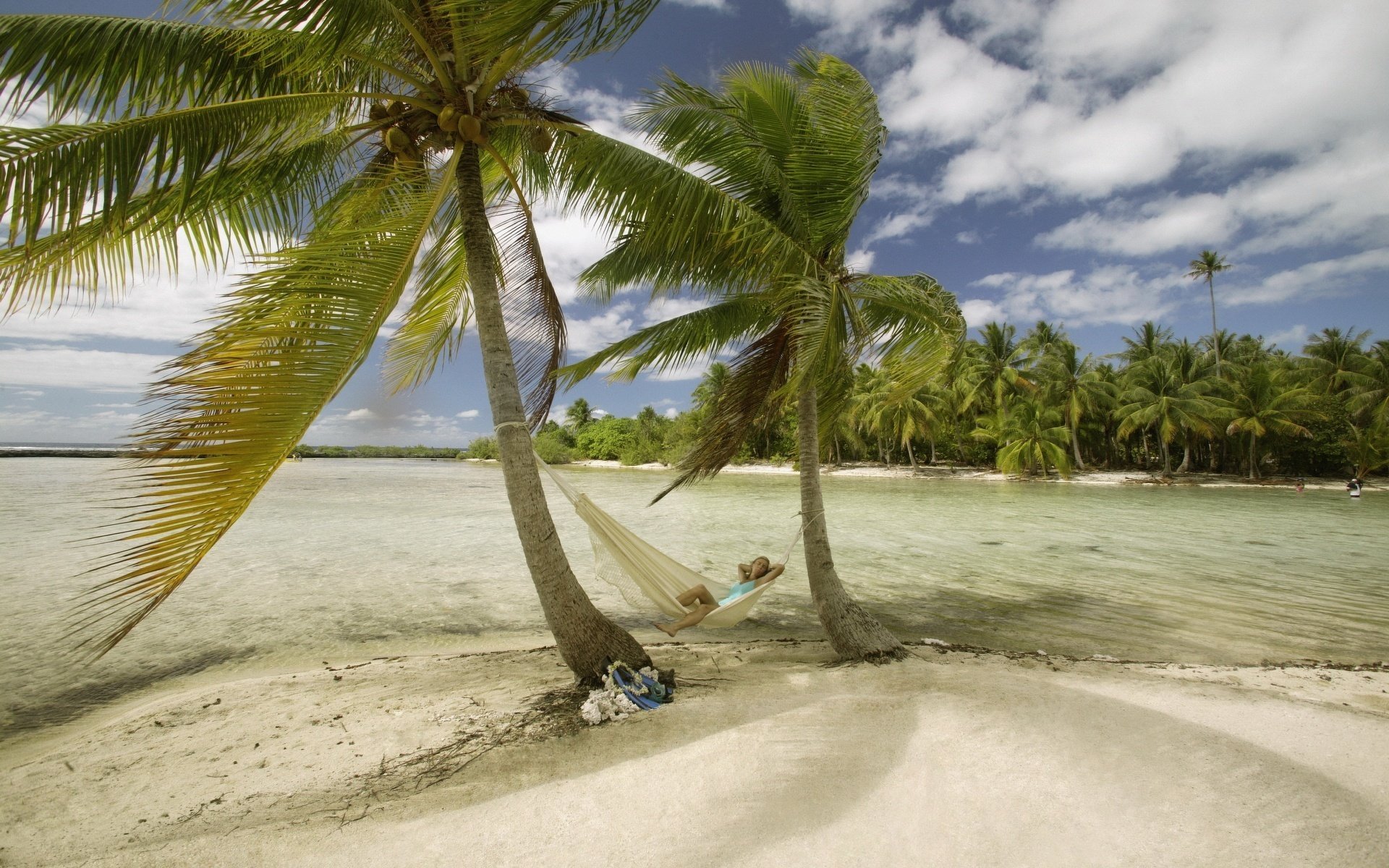 leichte brise heller sand hängematte strand wasser himmel sand palmen mädchen urlaub resort urlaub paradies meer tropen insel sommer hitze hitze wolken vegetation natur landschaft
