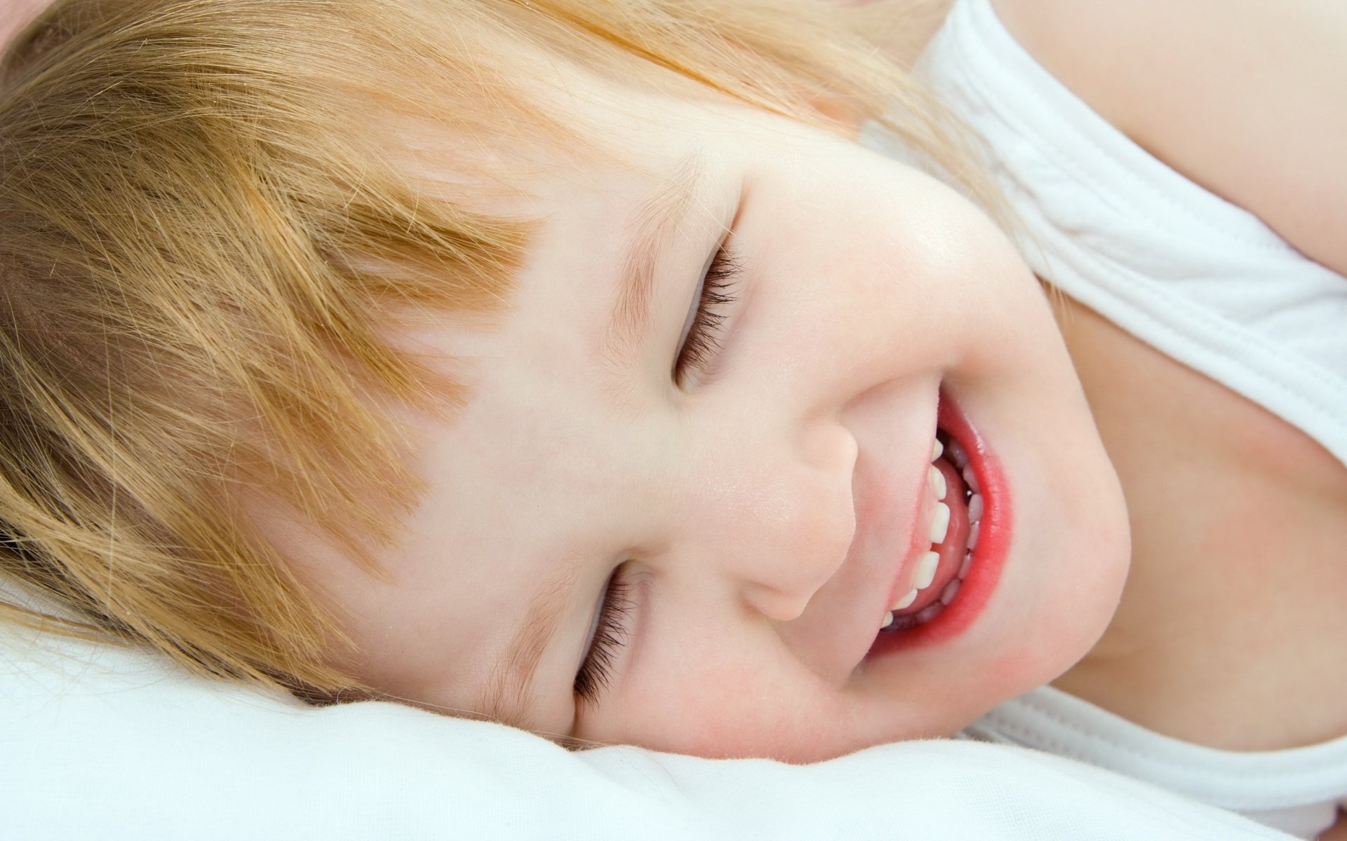 yeux fermés choyer sourire bonheur portrait sommeil visage enfant enfant miette rire yeux visage enthousiasme jeu farces
