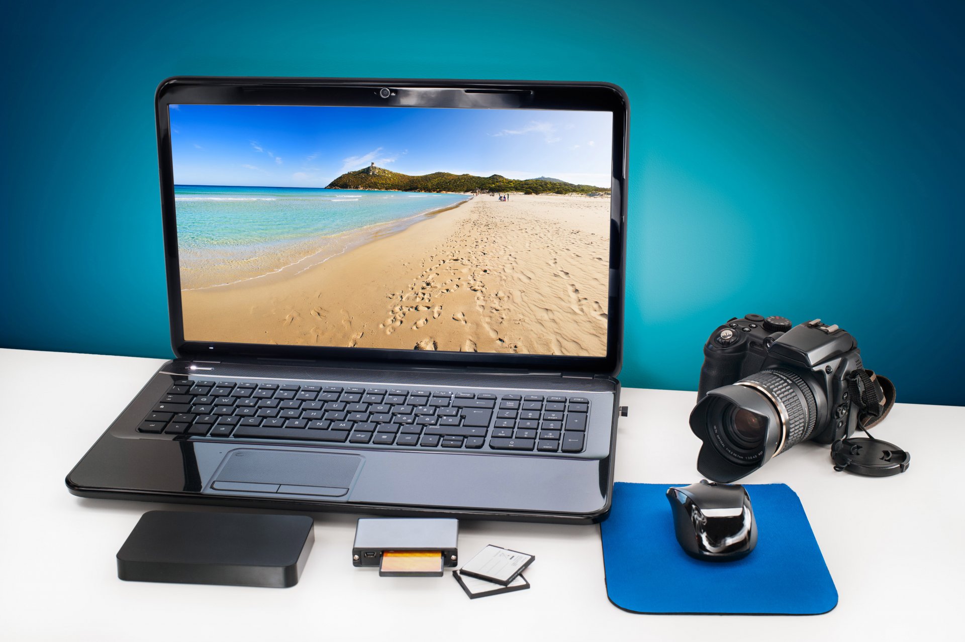 salut-technologie la technologie bureau ordinateur portable touchpad ordinateur portable écran marine paysage photic appareil photo numérique appareil photo ordinateur souris souris externe disque dur lecteur de carte carte mémoire bokeh papier peint