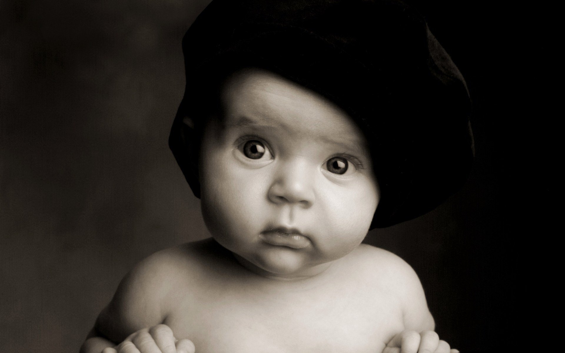 chapeau noir yeux surpris yeux sombres portrait regard yeux visage enfant chapeau noir visage surpris enfants garçon noir et blanc