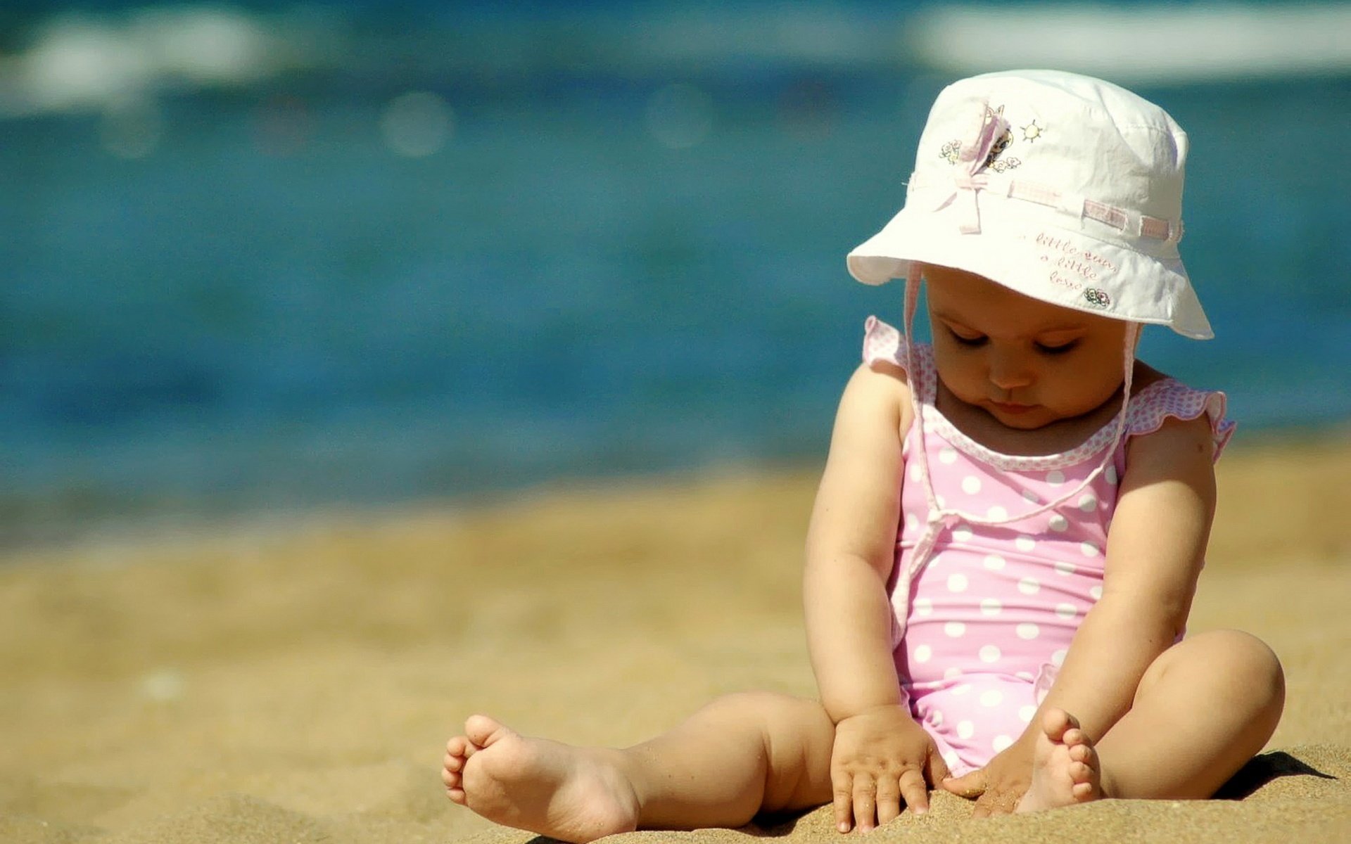 panamka jouer dans le sable petite fille