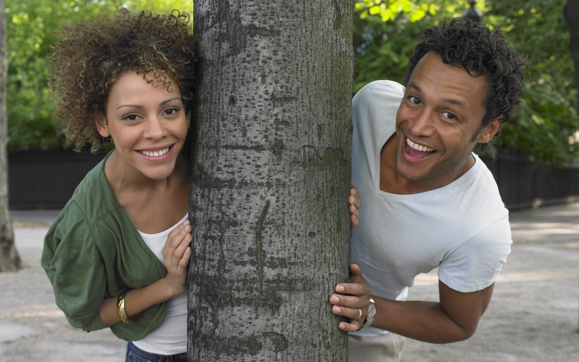 coppia innamorata natura felicità gioia sorrisi volti estate foto albero strada amanti uomini donne