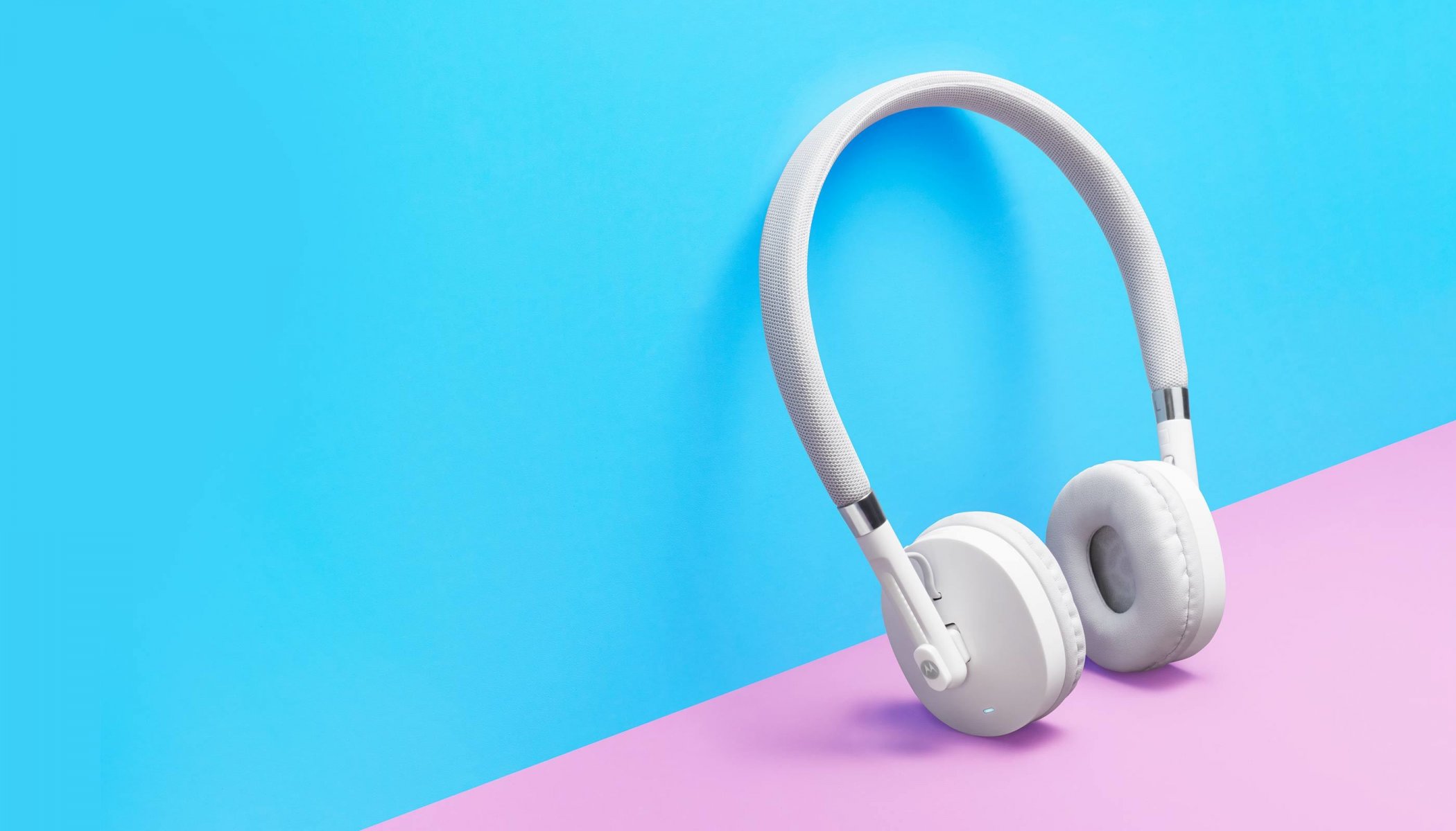 moto pulso auriculares blanco de alta tecnología