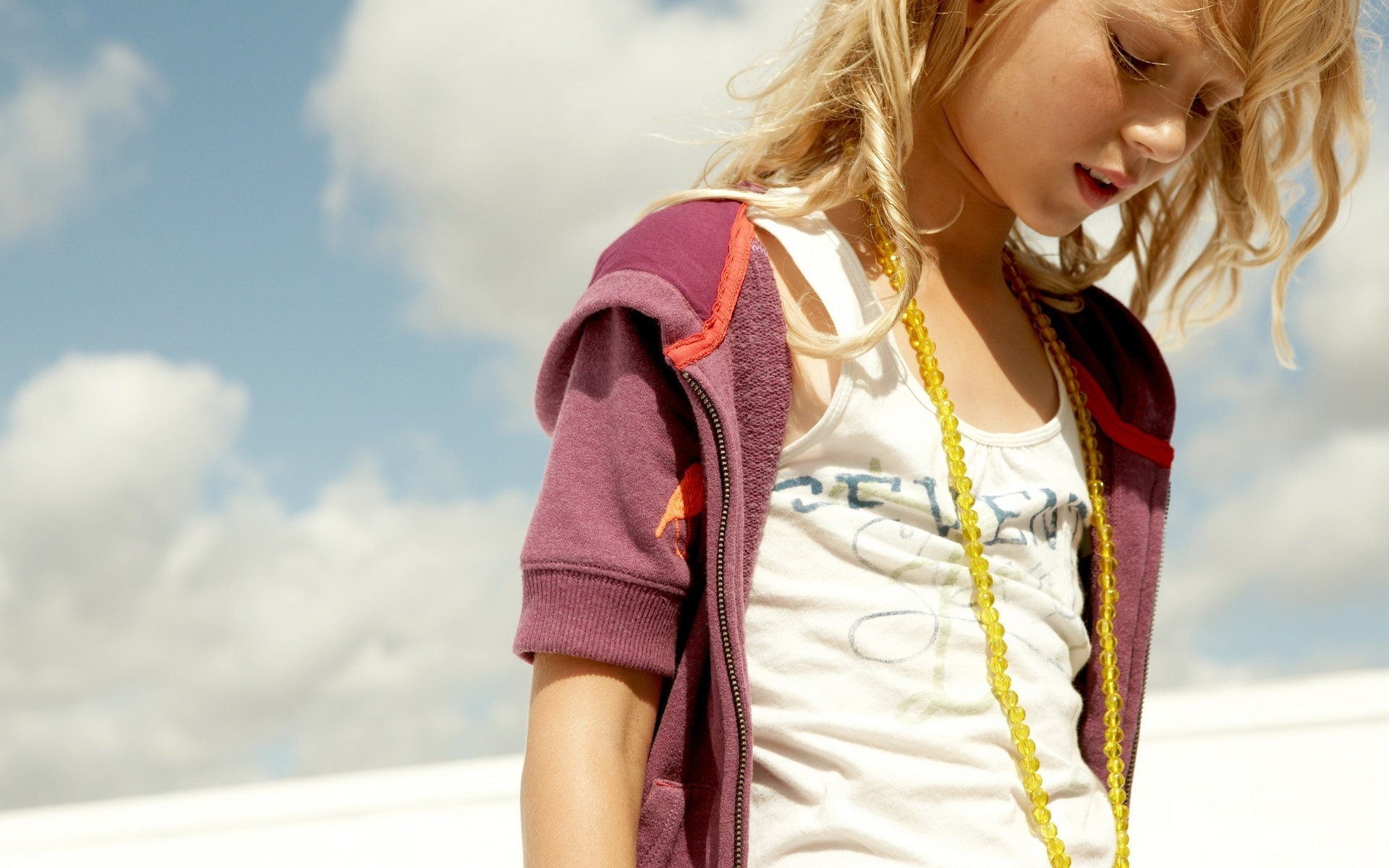 marcher au soleil fille bouclée blonde blondes visage