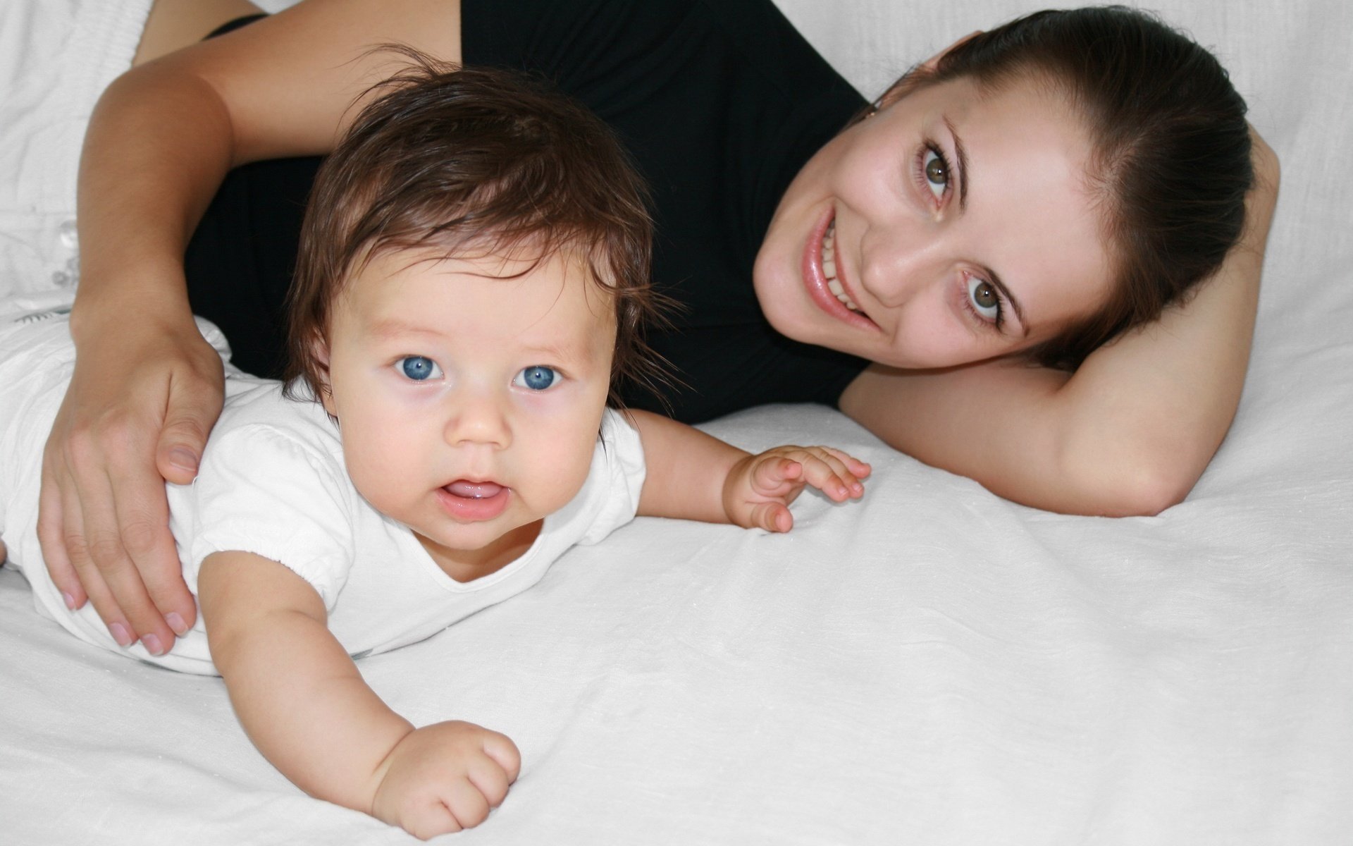 mère et enfant création aux yeux bleus ensemble regard sourire yeux visage joie