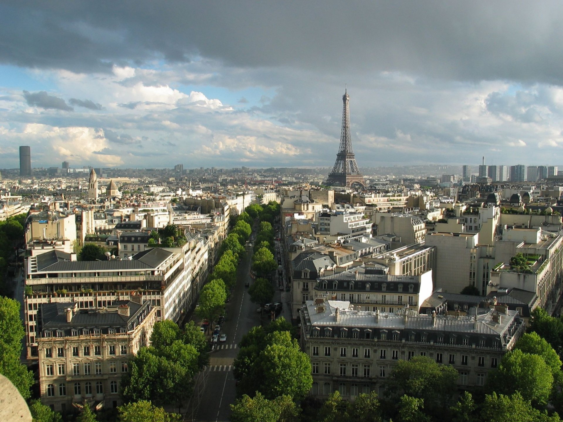 grüne gasse paris turm blick von oben himmel wolken luft bäume straße straße häuser städte türme
