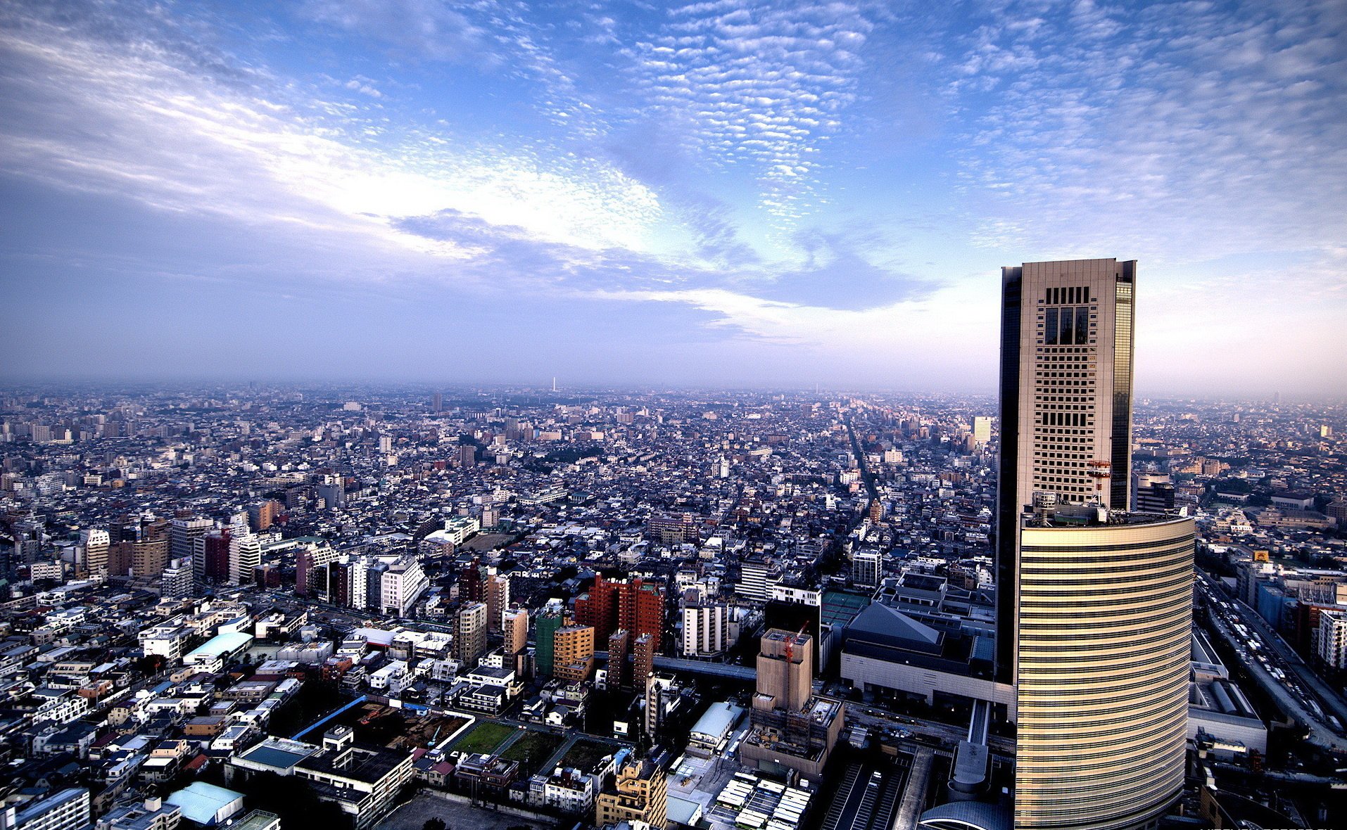 hochhaus millionen von menschen panorama stadt wolkenkratzer häuser gebäude höhe himmel wolken ansicht