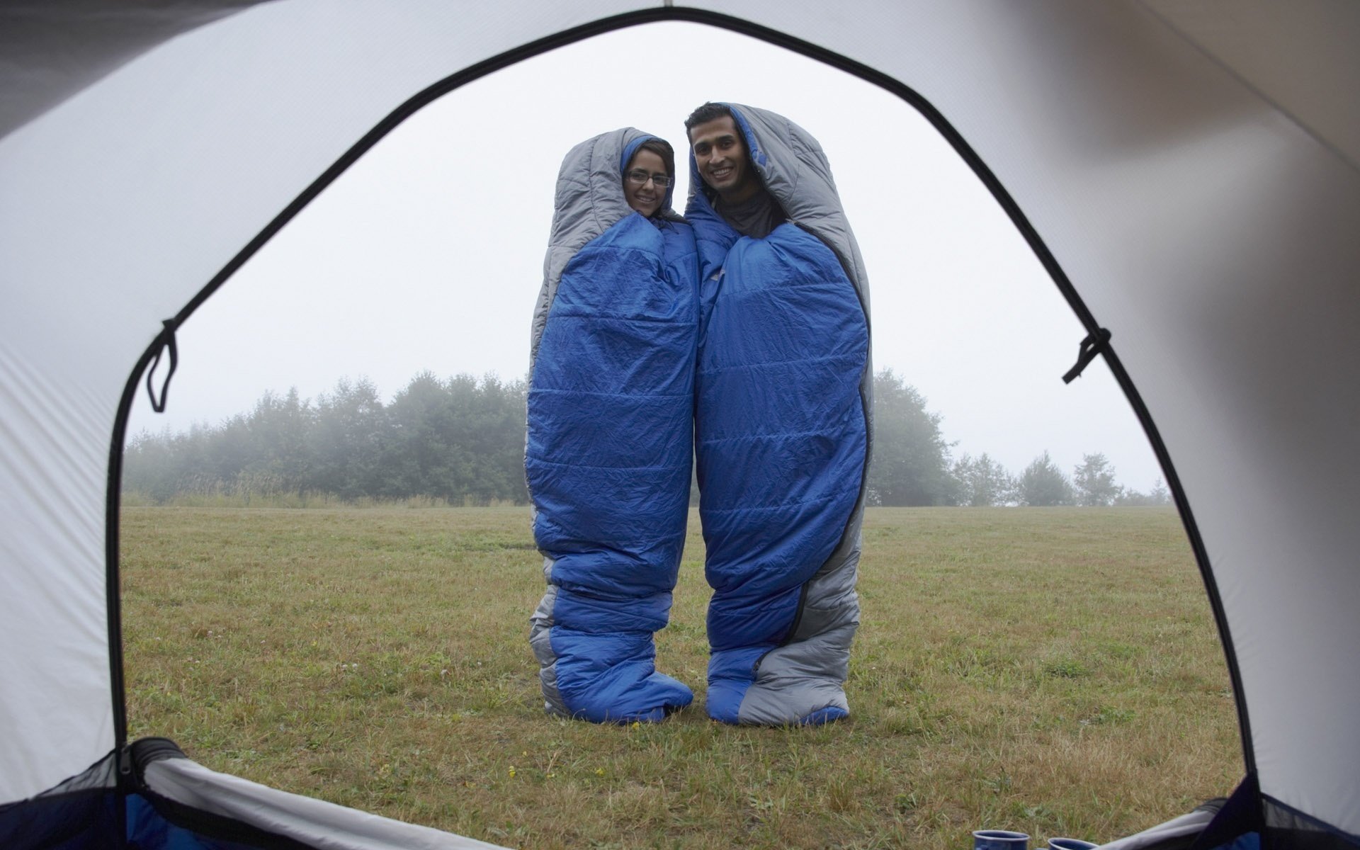 schlafsäcke morgen natur zwei romantik zärtlichkeit leidenschaft gefühle liebe datum treffen liebhaber paar männer frauen