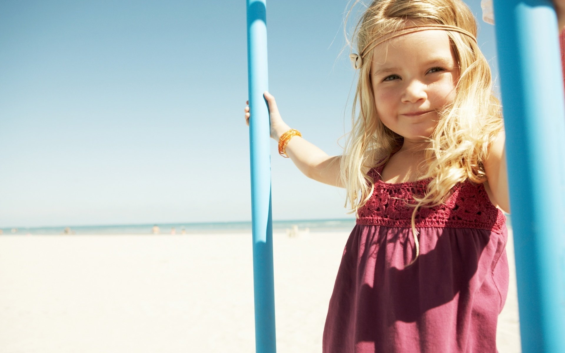 ragazza bionda sulla spiaggia sole vista bionda occhi viso ritratto