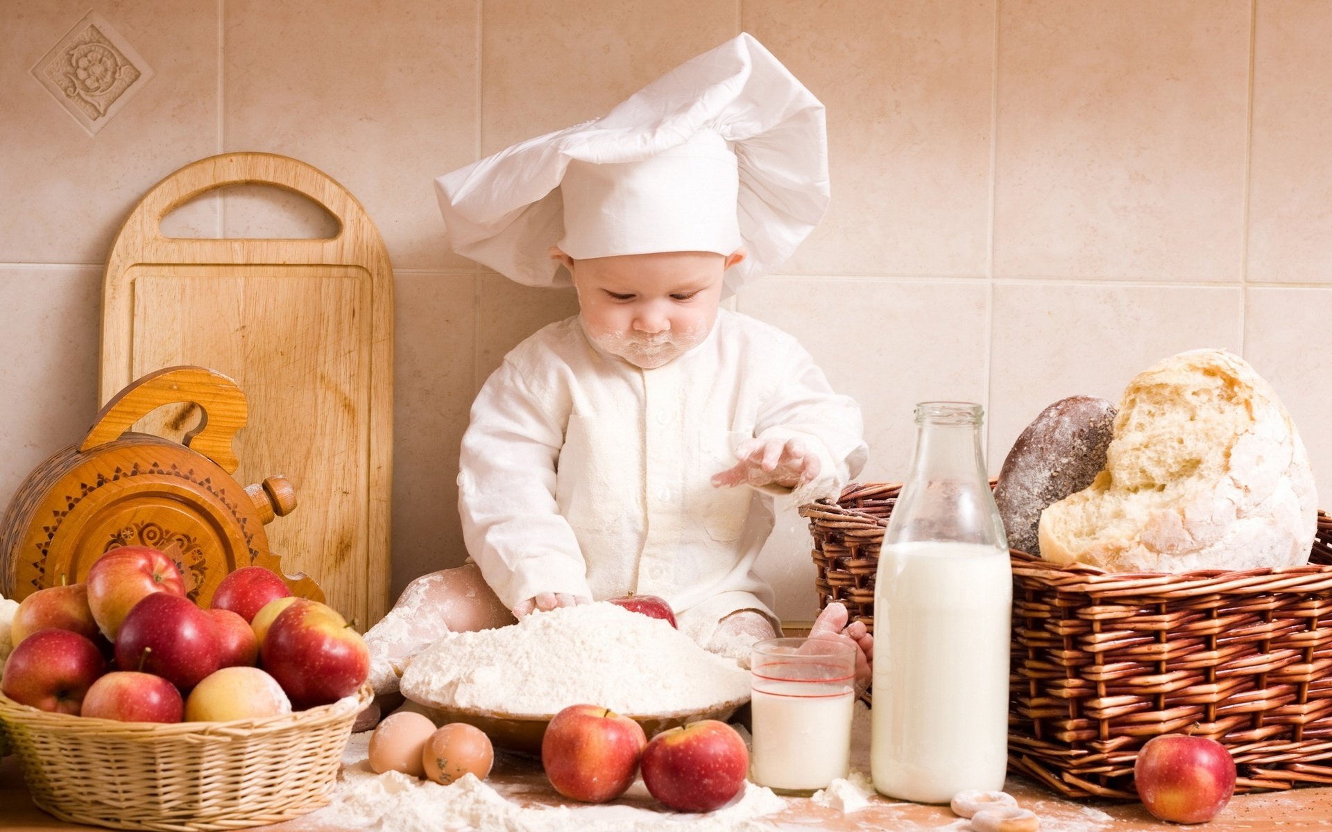 cuisinier tout en farine chumazik dans la cuisine cuisinier enfant bébé miettes amusement jeu farces farine lait bouteille pommes fruits pain verre planche visage