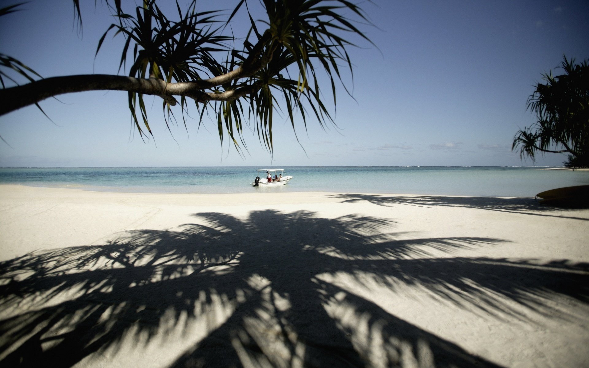 ombra sulla sabbia barca piante tropicali spiaggia sabbia barca barca riva orizzonte surf natura tropici isole palme