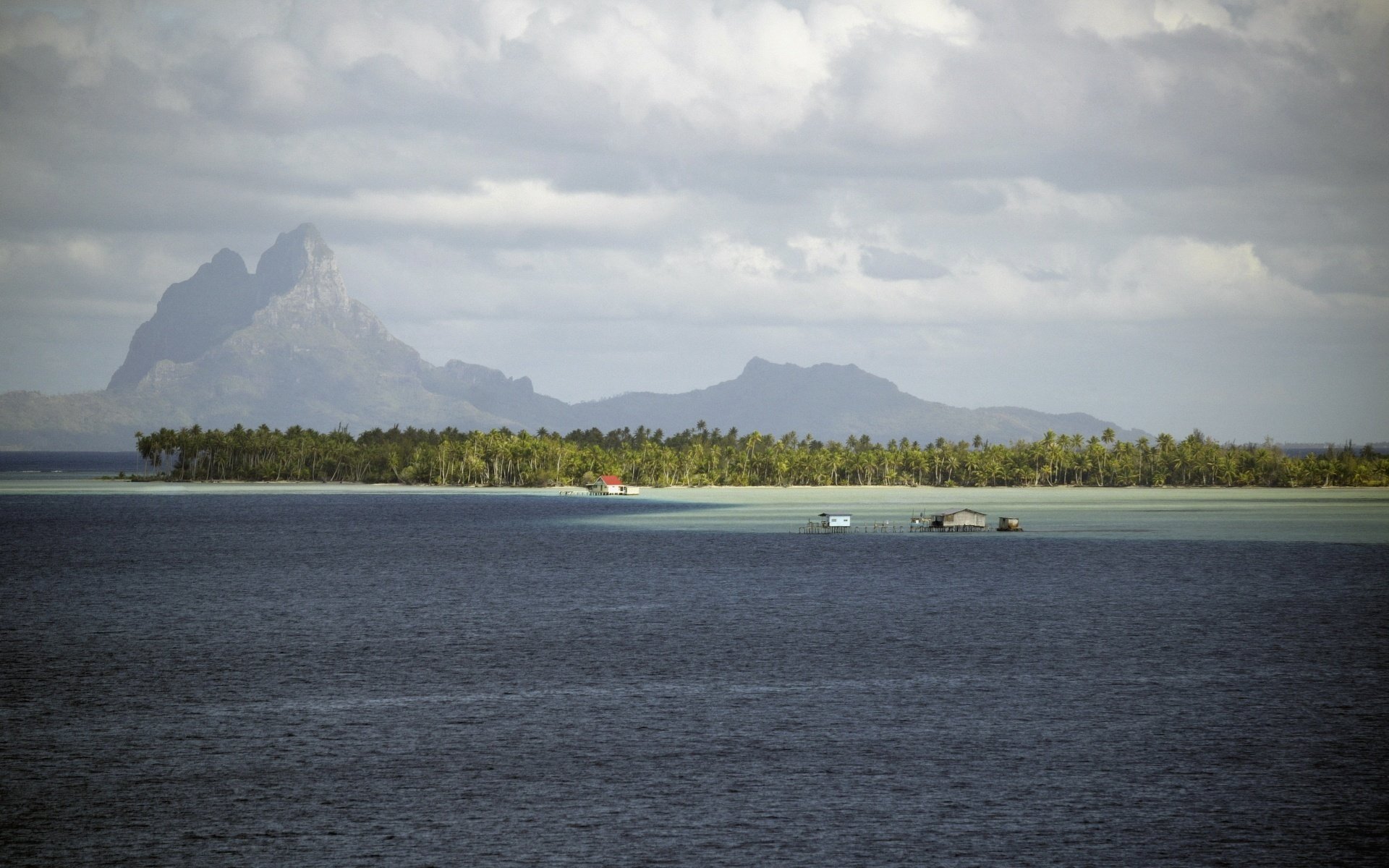 en la víspera de las tormentas eléctricas costa montañas mar nubes árboles islas trópicos casas en el agua océano palmeras vegetación verano resort naturaleza paisaje