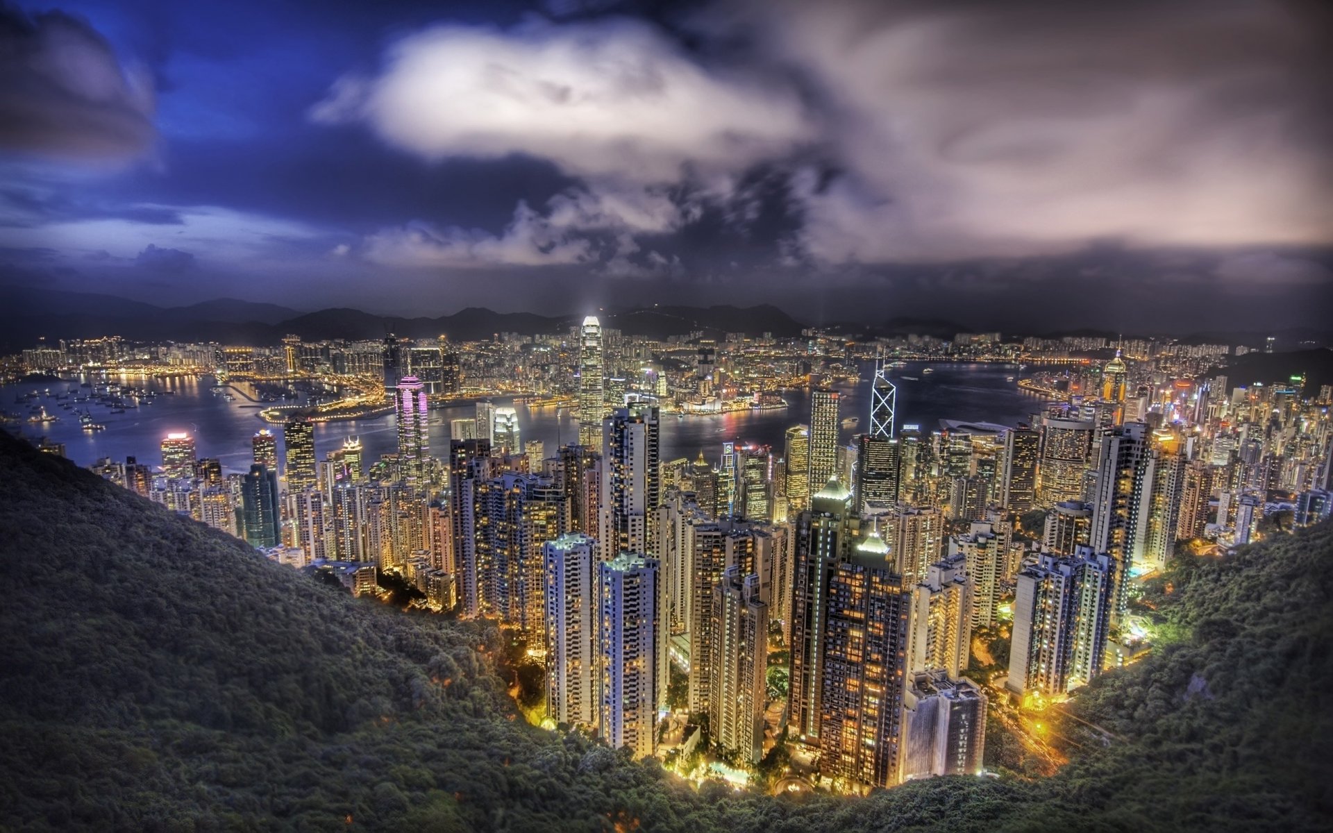 tempête dans le ciel panorama immeubles de grande hauteur des centaines d étages orage villes gratte-ciel ciel nocturne lumières de la ville nuit vue hauteur nuages états-unis amérique