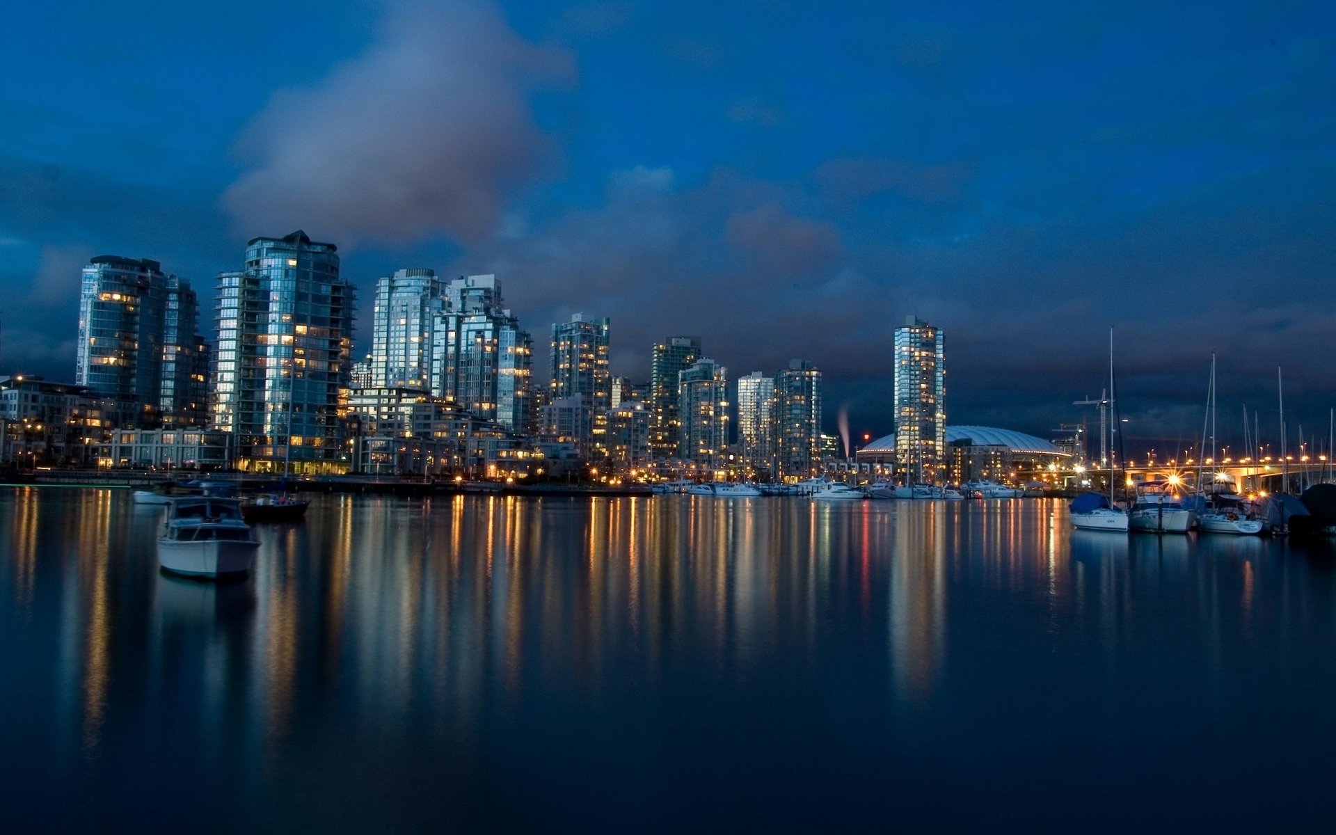 vue de nuit panorama ville au bord de l eau gratte-ciel villes gratte-ciel nuit ciel nocturne lumières des villes eau miroir réflexion bleu bateau bateaux métropole vue