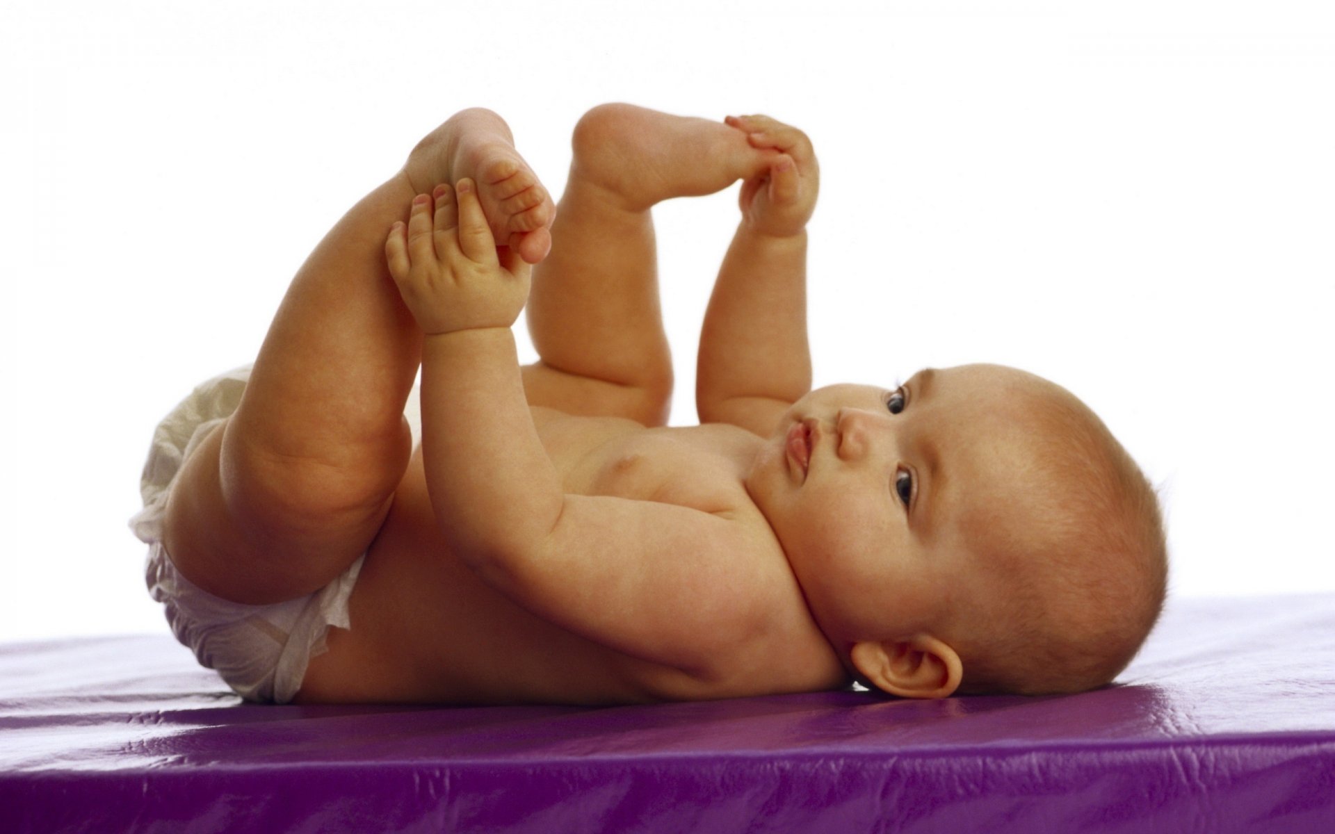 studiamo il corpo bambino serio persone sguardo pannolino briciola fidget bambino