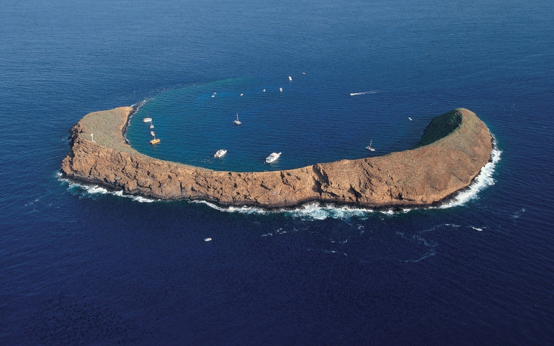 îlot de pierre panorama marina tranquille eau bleue eau îles vue hauteur nature paysage vagues bleu surface été océan île bateaux bateaux