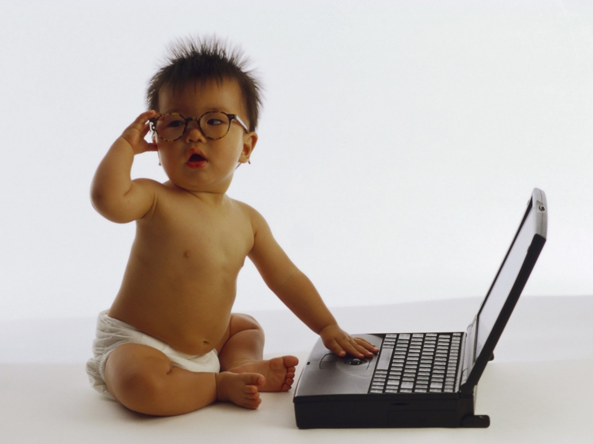 programador joven niño con gafas computadora vista computadoras portátil broma creativo asiático niño niño gafas migaja egoza intranquilidad ojos cara