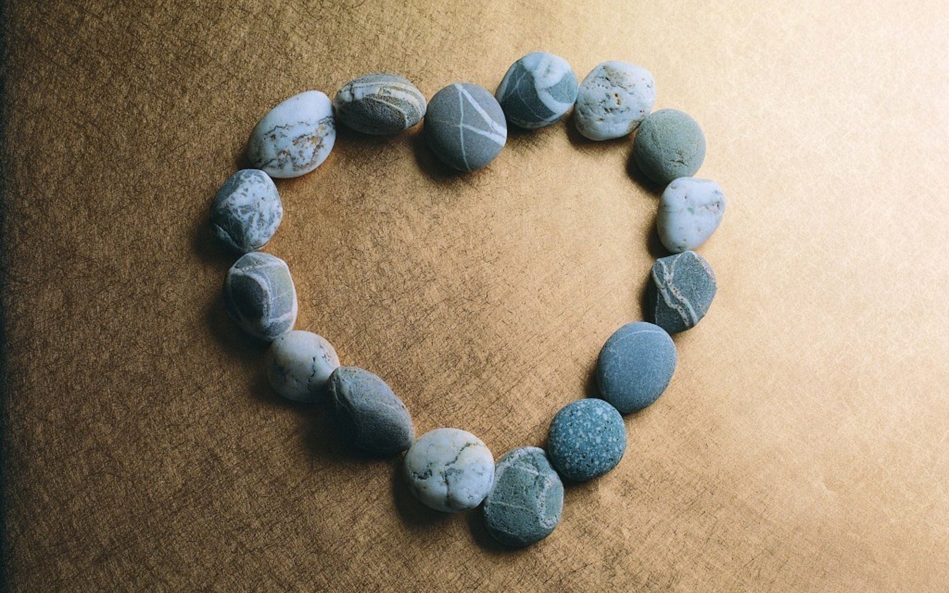 cuore foderato ciottoli blu strisce bianche pietre cuore romanticismo sentimenti amore riconoscimento
