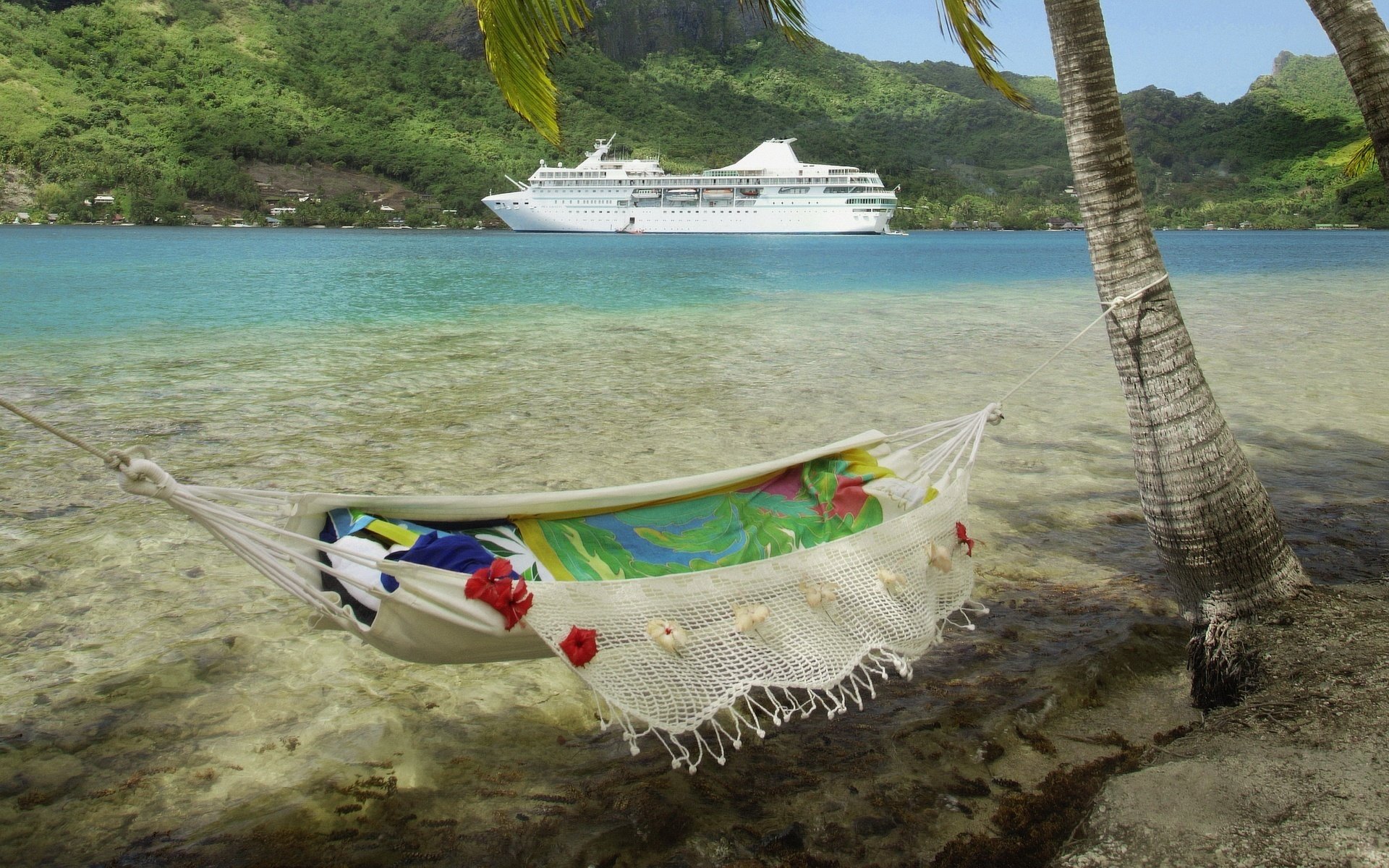 luxusyacht am fuße des berges hängematte über dem wasser strand liner meer berge küste erholung grün inseln kühle urlaub resort tropen vegetation schiff côte d azur träume