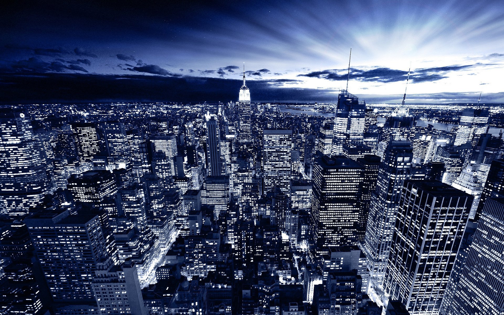 città di notte cielo crudo blu luce nella finestra città grattacieli sfondo new york cielo città notte cielo notturno luci della città luci splendore grattacieli