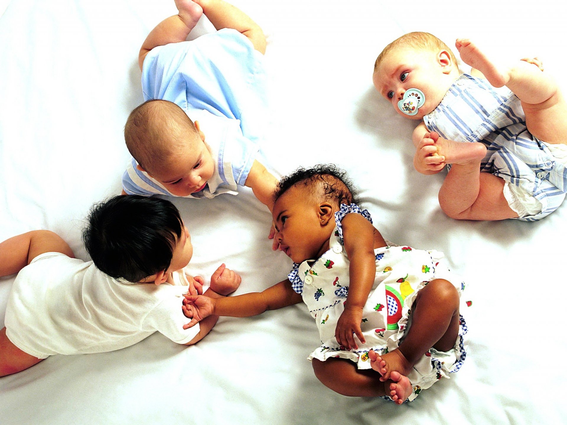 camicie colorate quartetto bambini collettivo capezzoli giochi vestiti quattro amici bambini sdraiati scherzi divertimento
