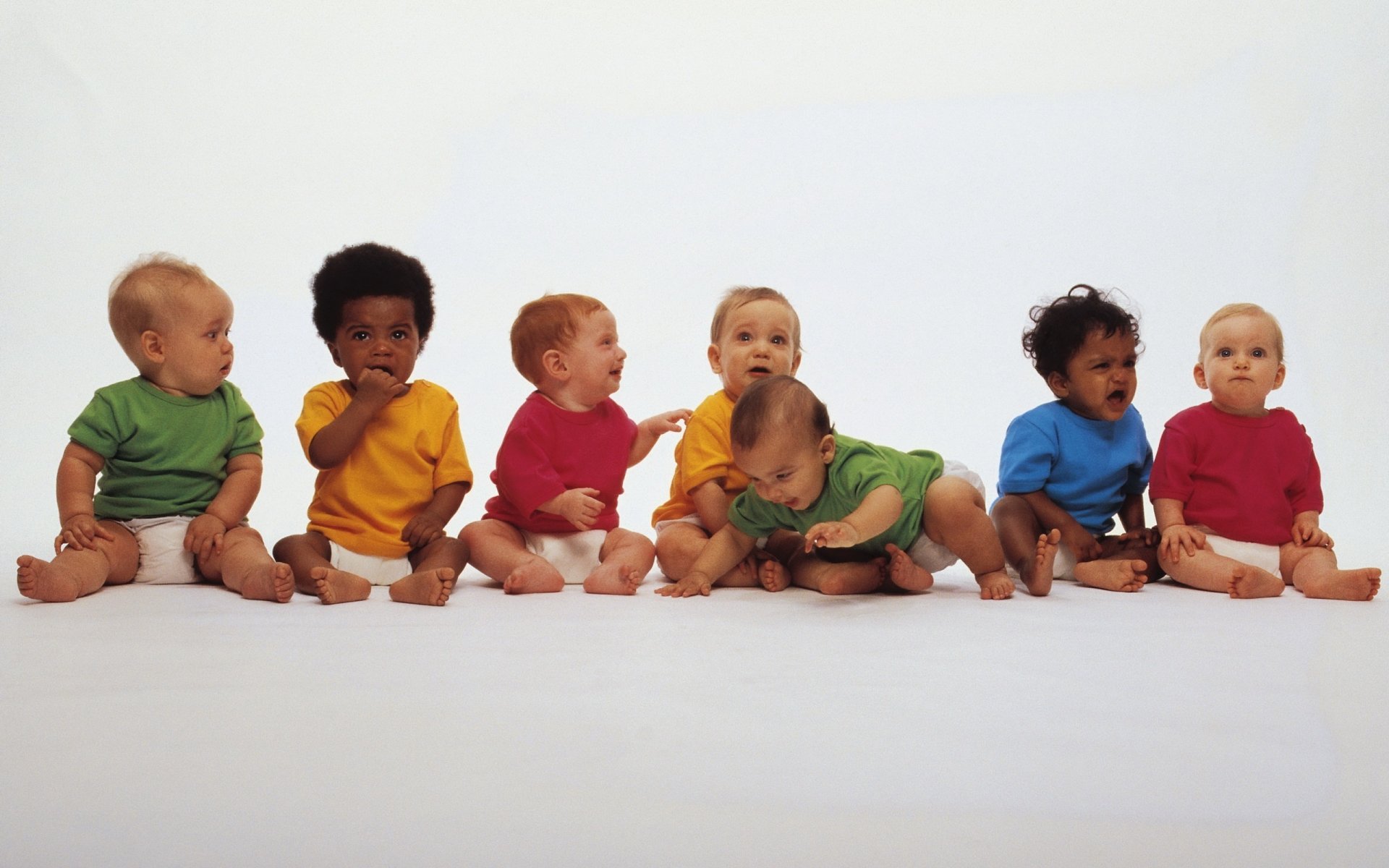 siete compañía niños pequeños camisetas multicolores colectivo niños amigos juegos diversión fondo diferentes razas piel oscura