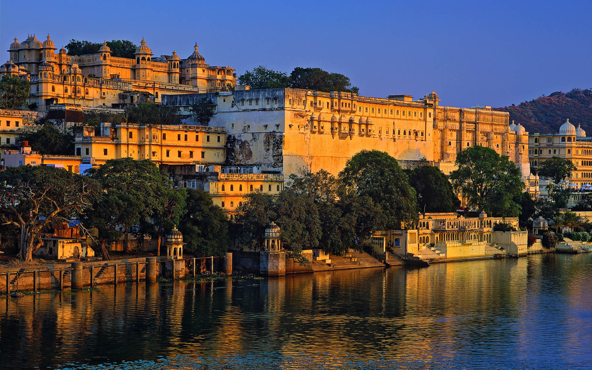 castello multilivello colore sabbia sole città edifici sera tramonto splendore architettura superficie piana fiume acqua alberi lungomare