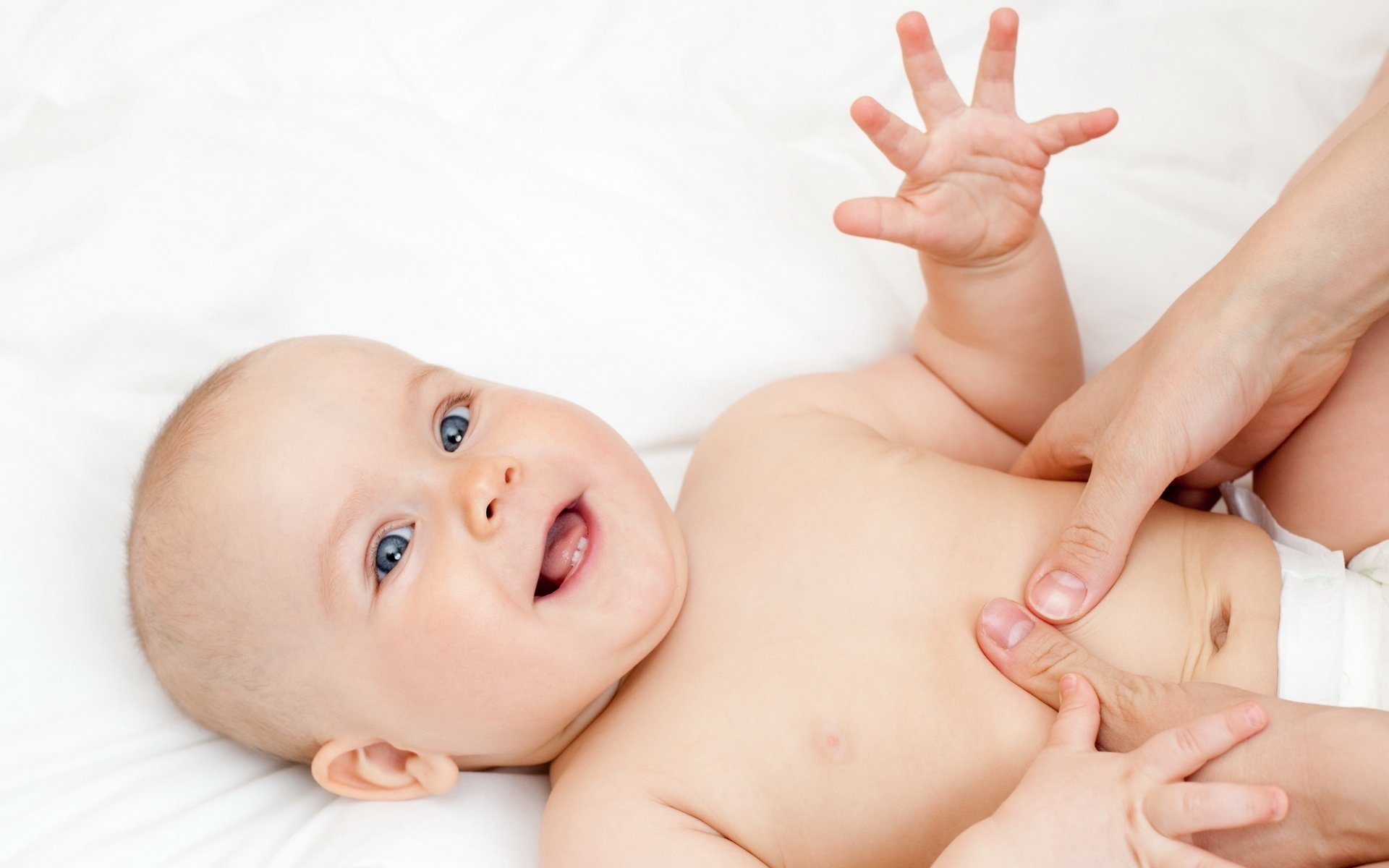 manos de mamá cara contenta miga mirada sonrisa ojos cara alegría