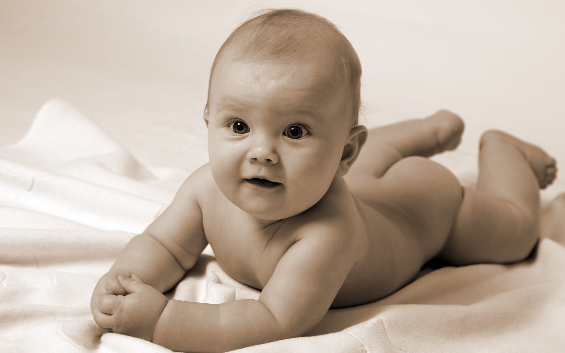en la nube pequeña criatura niño vista ojos cara miga bebé milagro ojos bebé