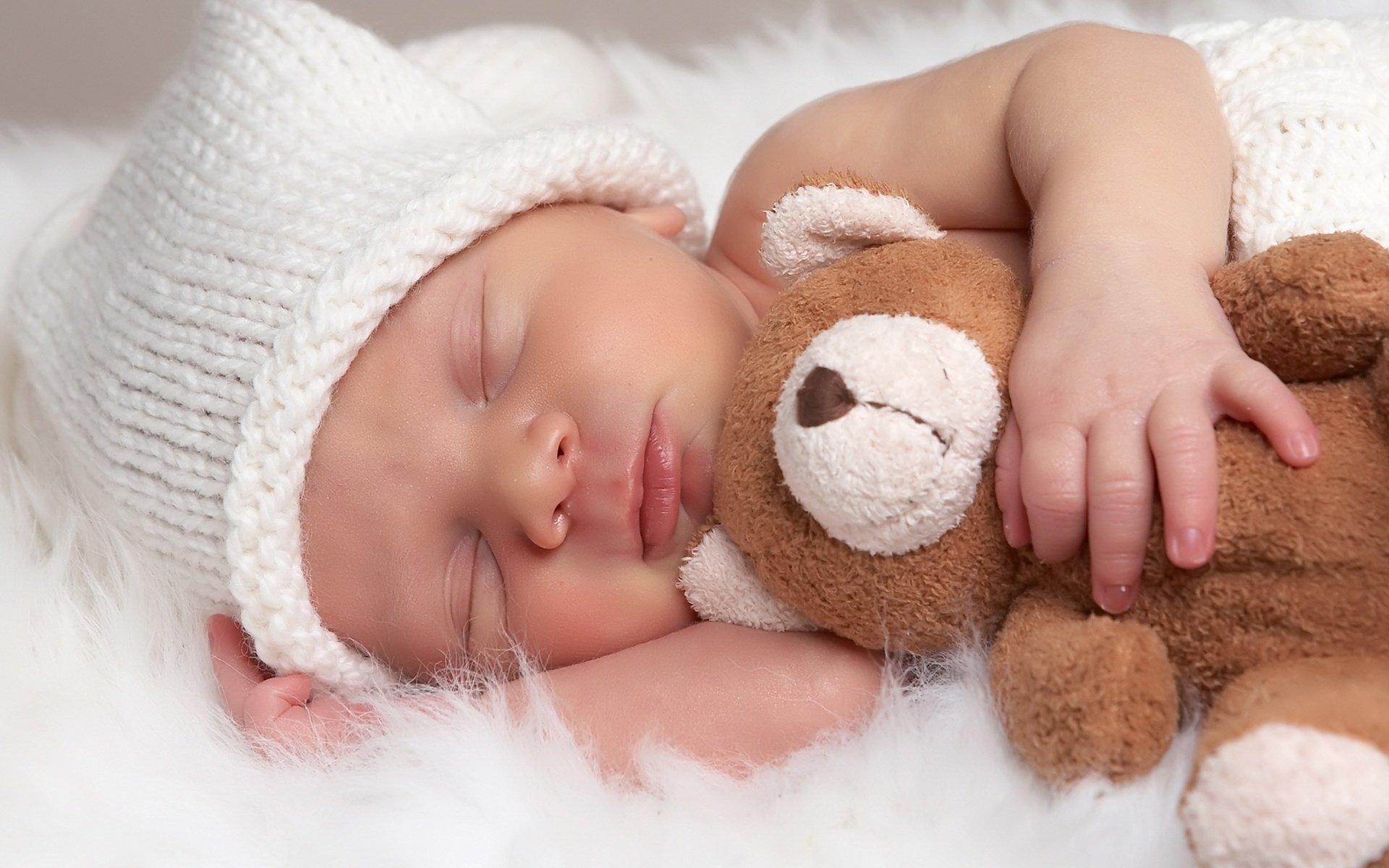 sonno del bambino creatura carina briciola sogno faccia bambino bambino cappello giocattolo orso serenità calma felicità meraviglia