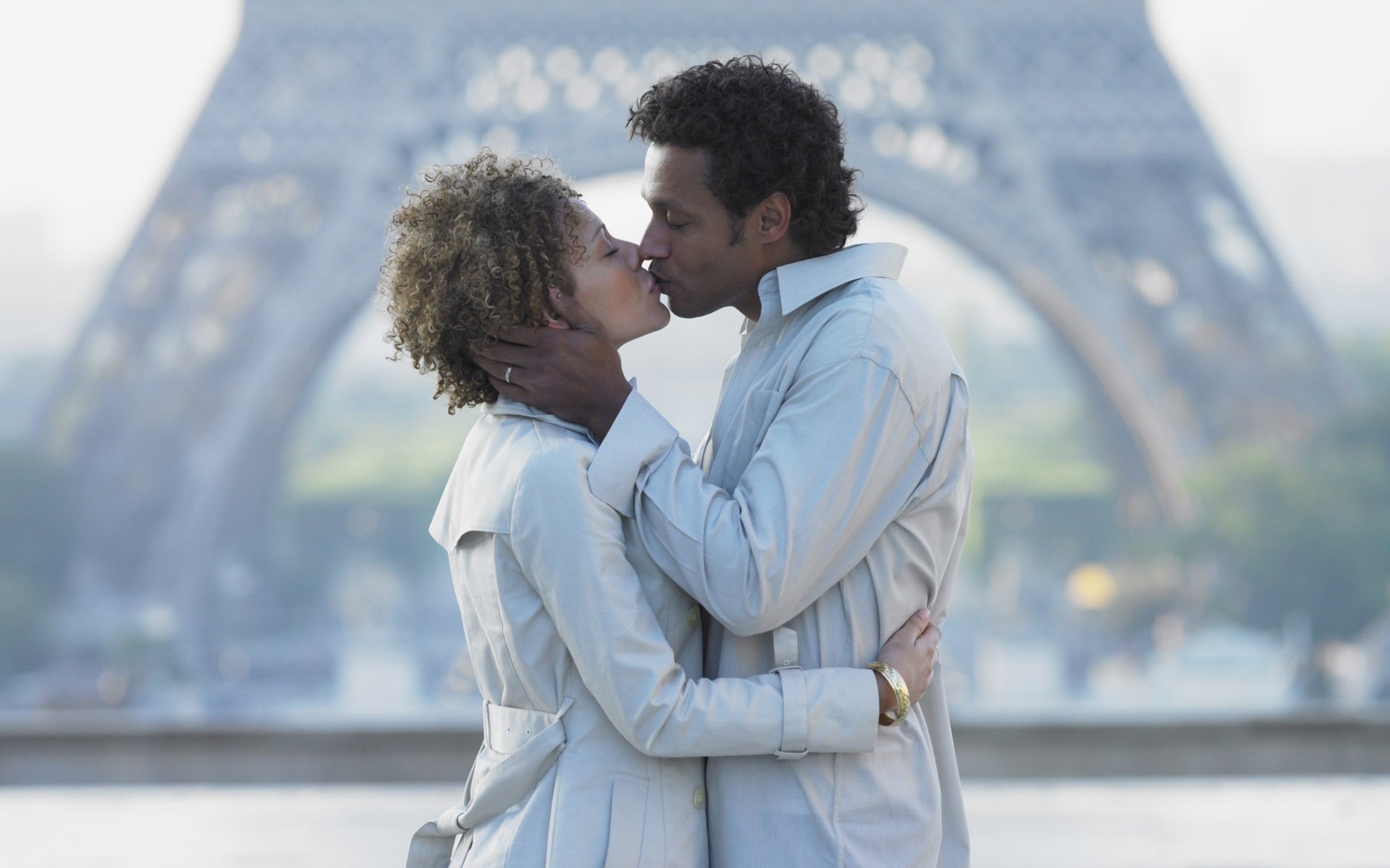 mulatos parís pareja de enamorados romance ternura pasión sentimientos amor cita encuentro amantes pareja hombres mujeres