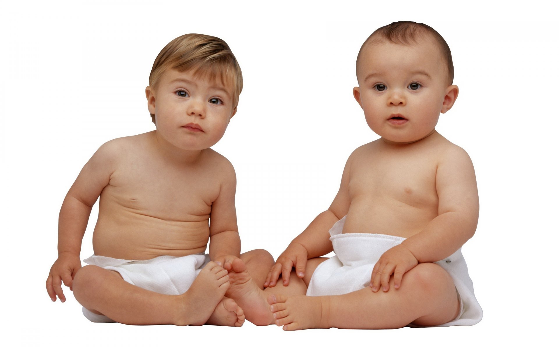 regards attentifs enfants en bas âge amis regard enfants couches yeux visage
