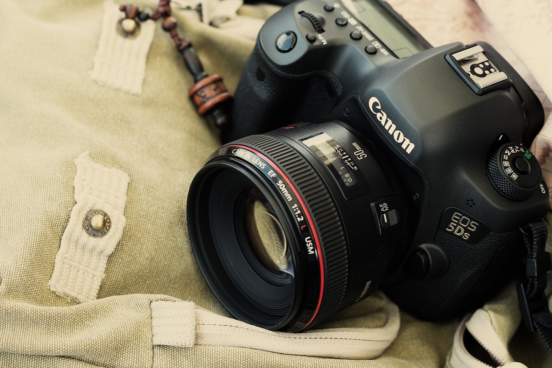 canon 5ds canon ef 50mm f1.2 l the camera background close up